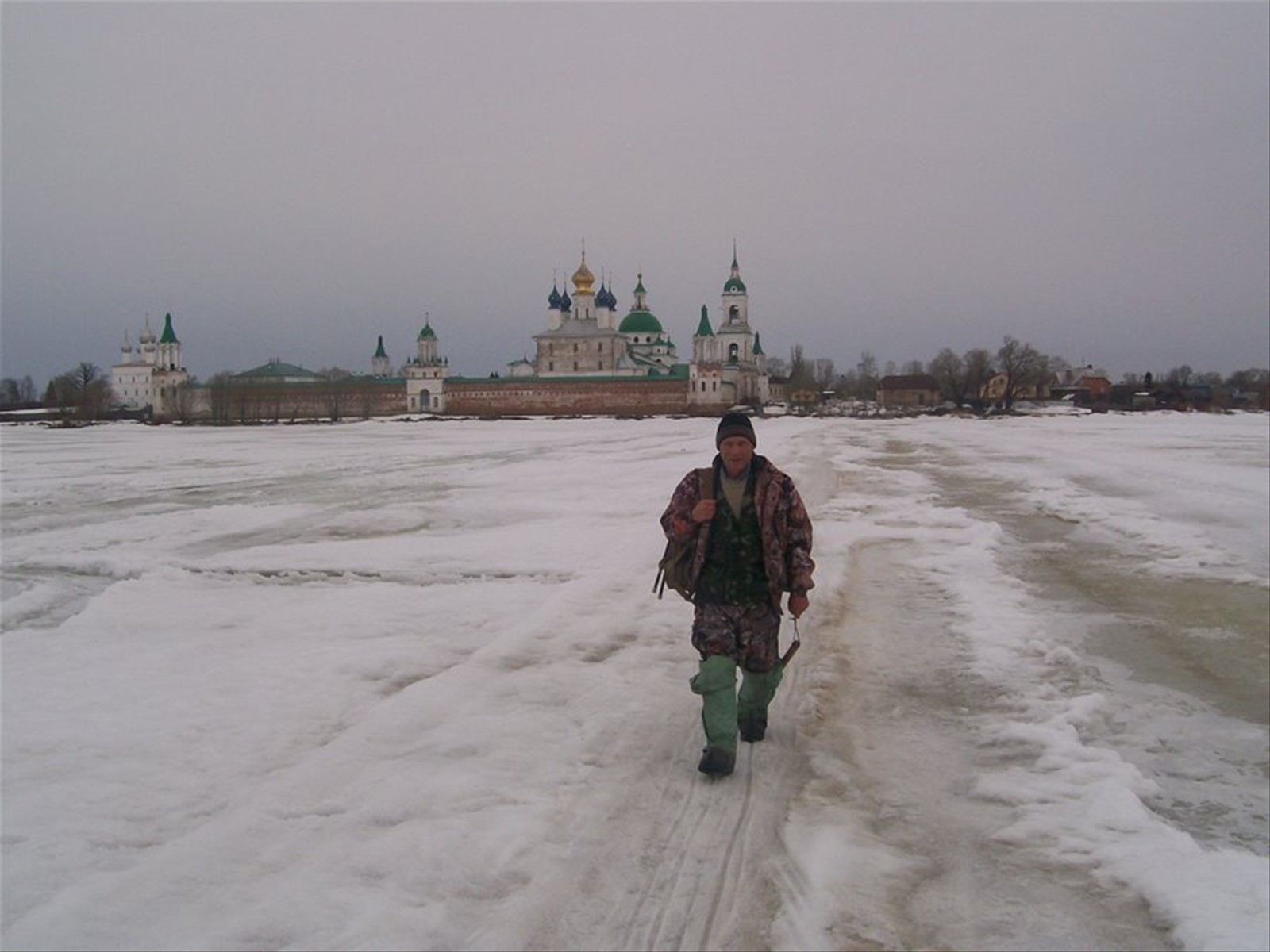 Rostov Velikij, pescatore sul Lago con Monastero
