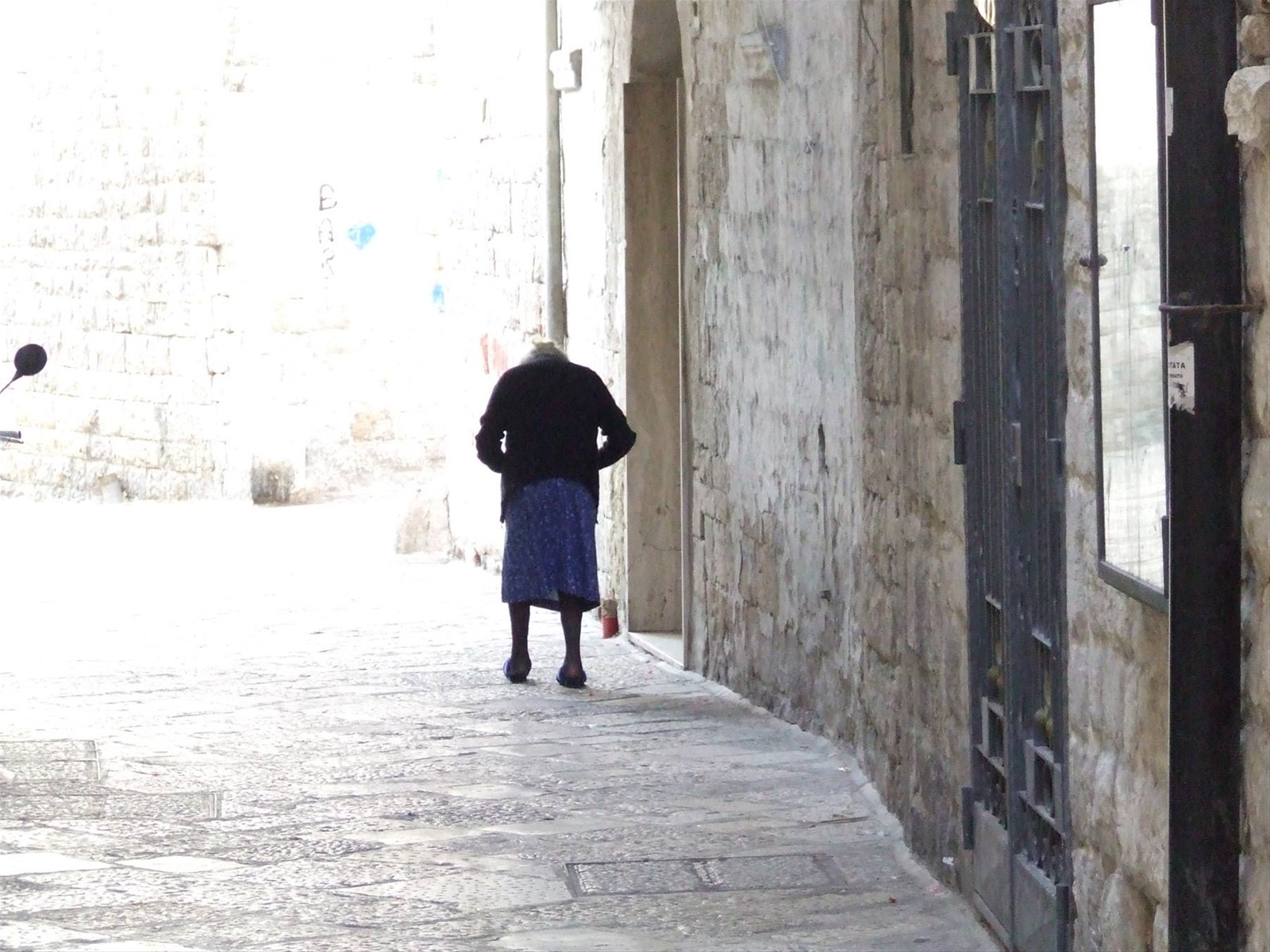 BARI VECCHIA - Anziana signora