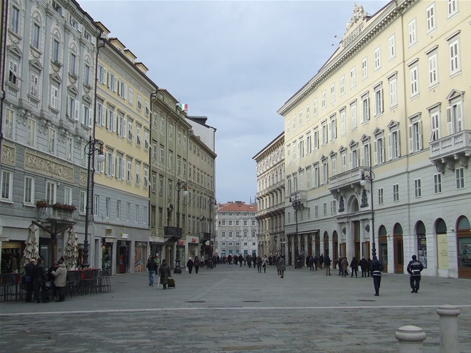 TRIESTE - Via del centro