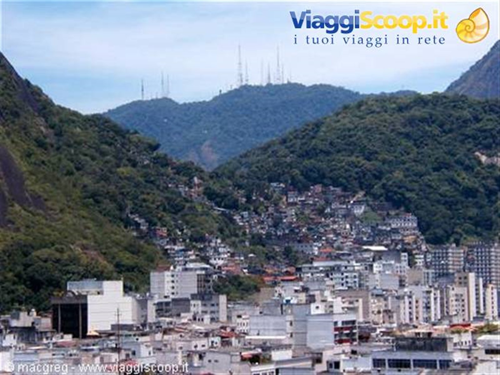 Dalla terrazza dell'hotel: favela