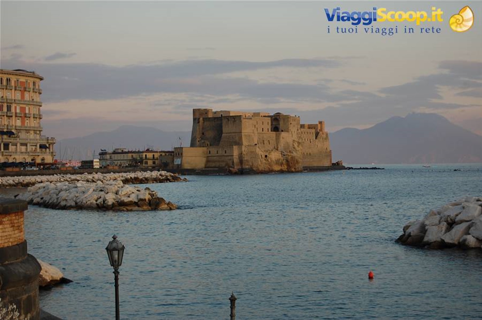 sul lungomare di MARGELLINA.....il CASTEL DELL'OVO