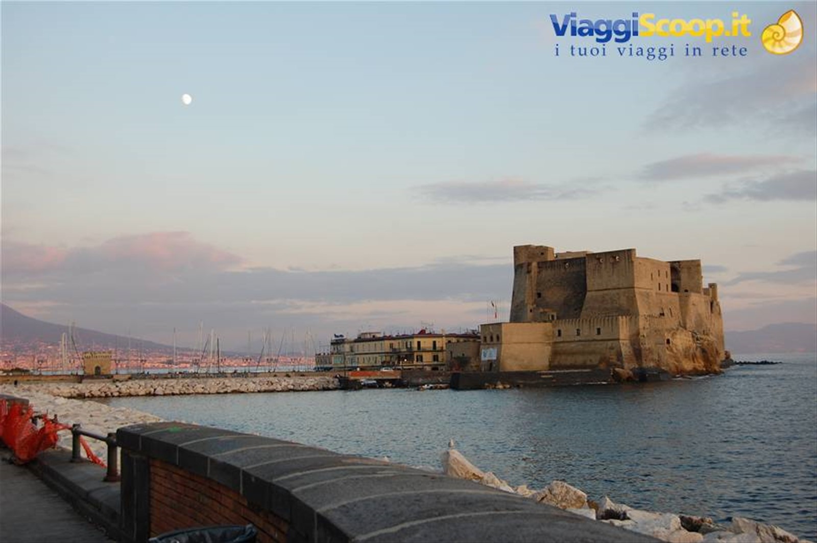 sul lungomare di MARGELLINA....il castel dell'ovo
