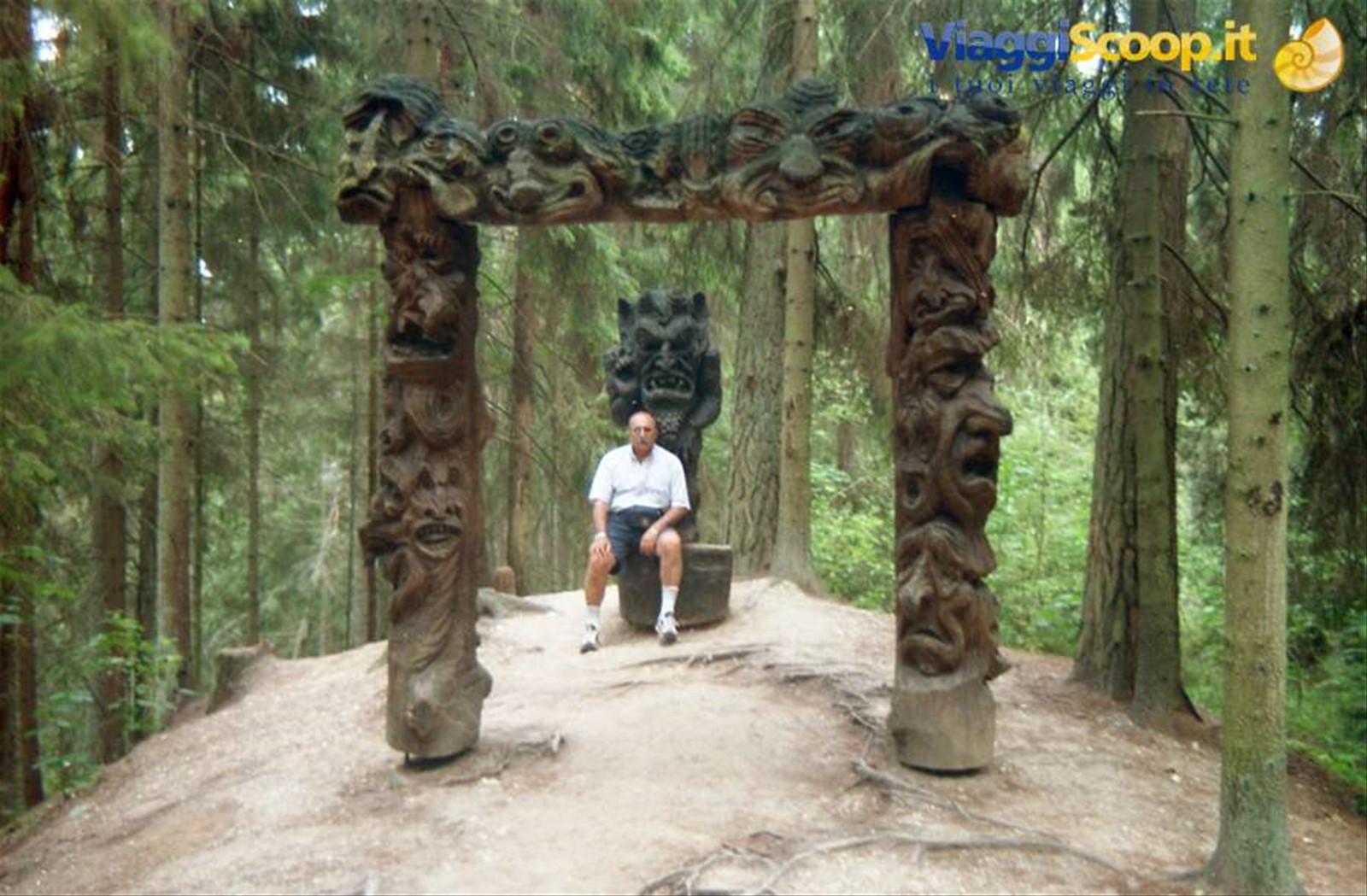 Neringa - statue nella foresta