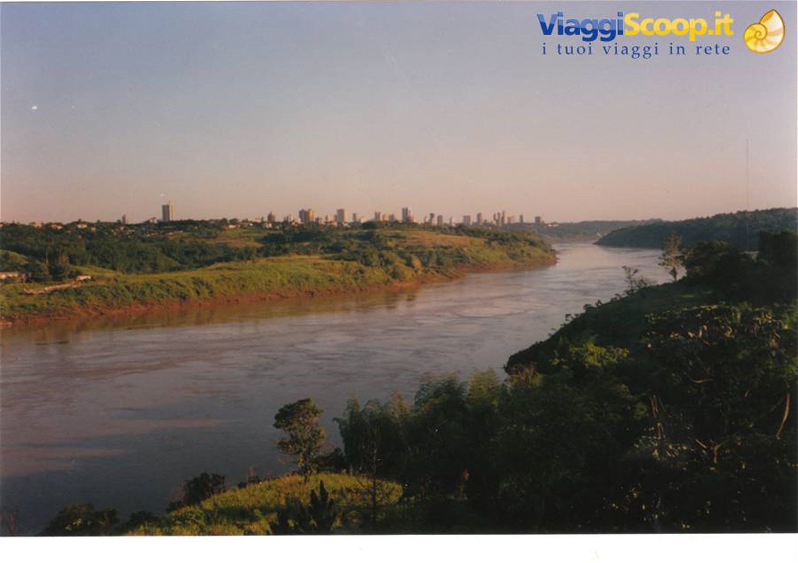 rio Paranà, in lontananza Iguazù in Brasile