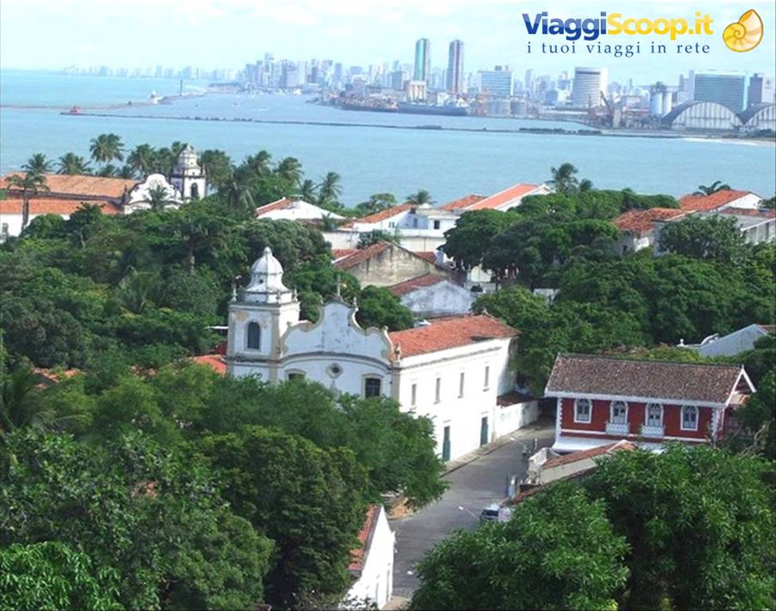 Olinda, antica capitale del Pernambuco, sullo sfondo Recife l' odierna capitale