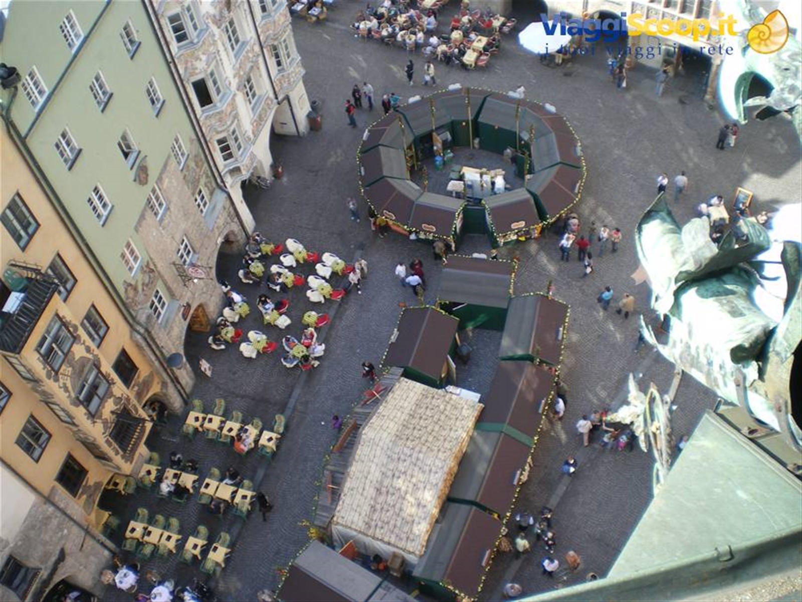 La piazza con il mercatino