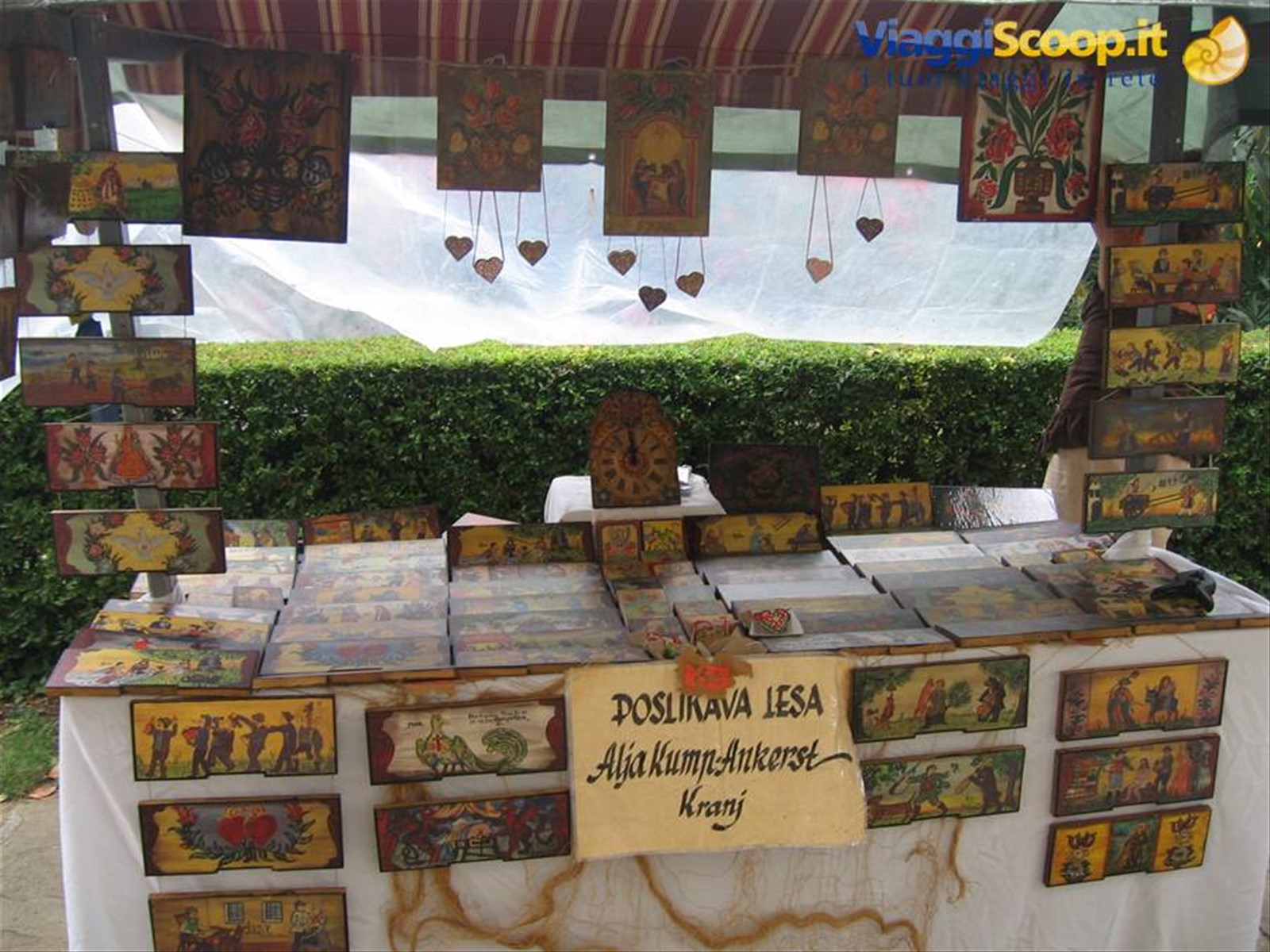 Tavolette con scenari tipici sloveni, comici e non. Mercato folkloristico ad Ankaran