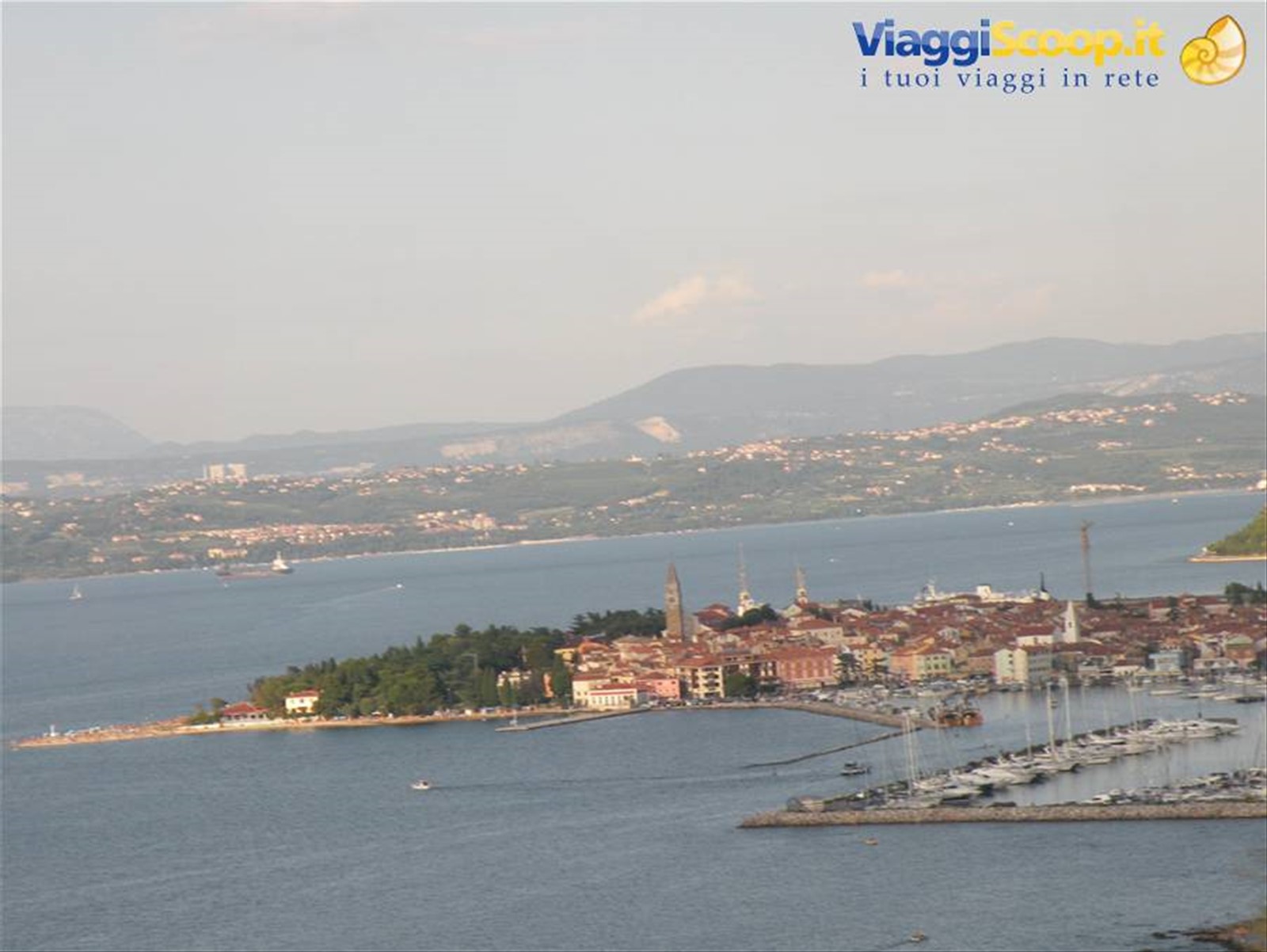 Izola e l'Italia viste dalla strada verso Piran