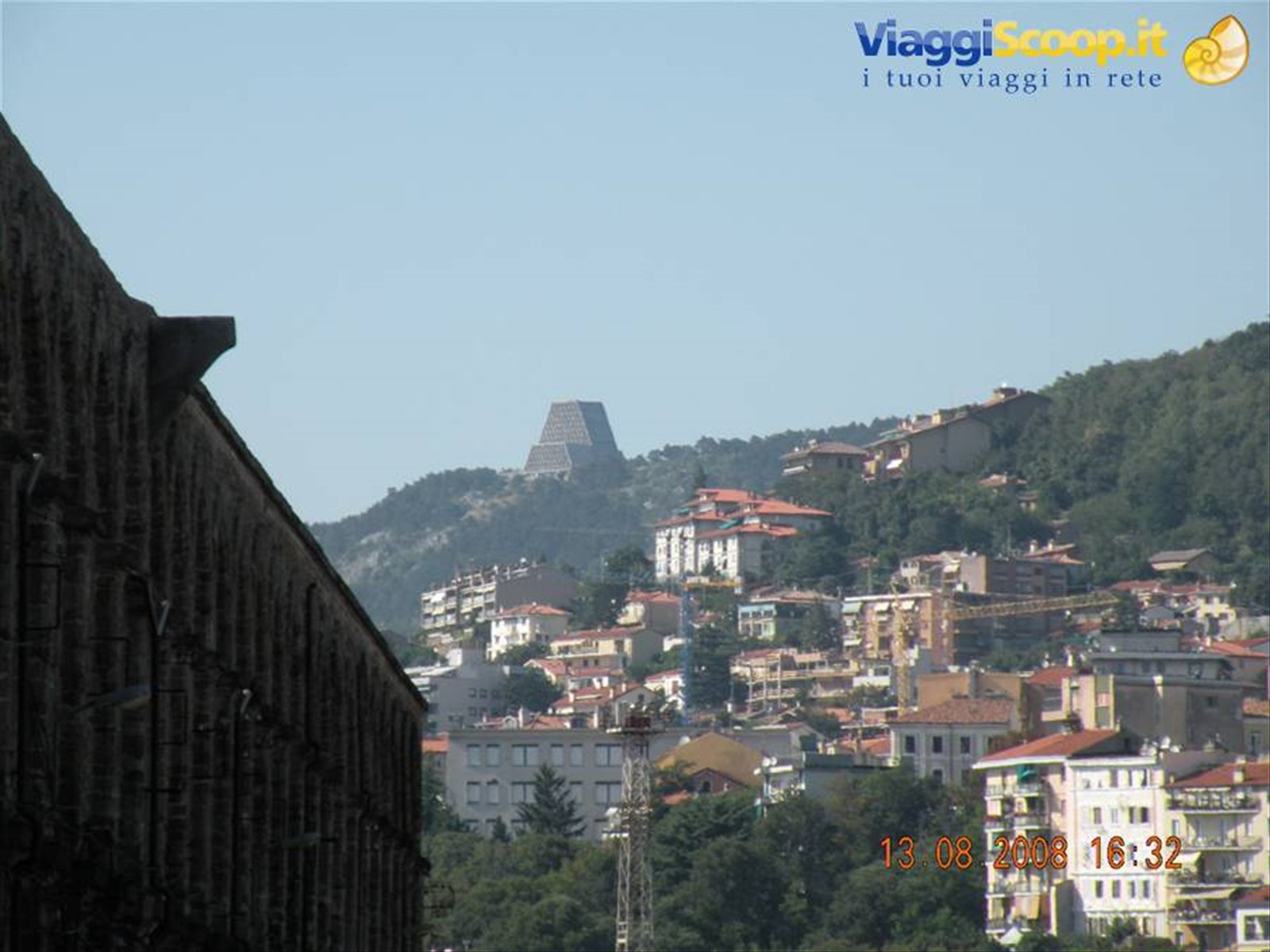 chiesa moderna sula collina