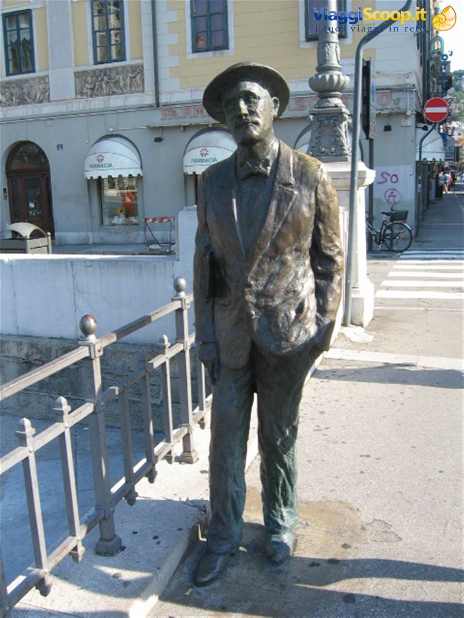 la statua di James Joyce sulla darsena