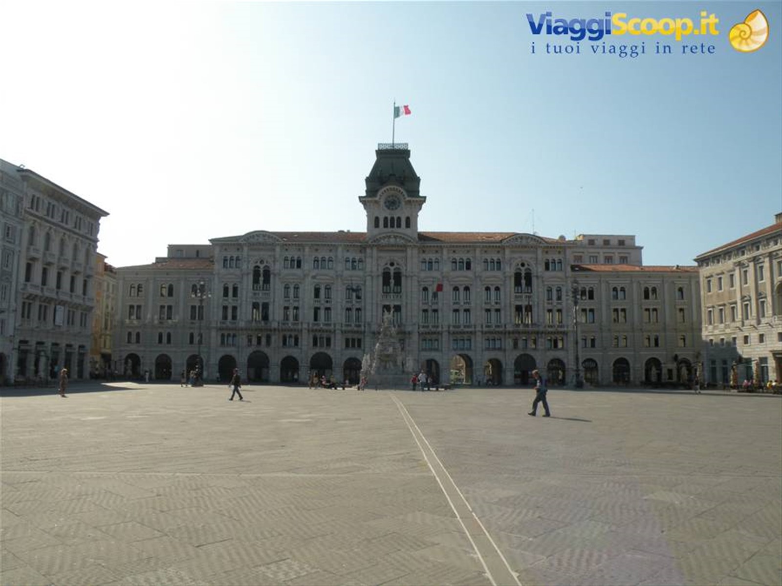 la piazza che si affaccia sul mare
