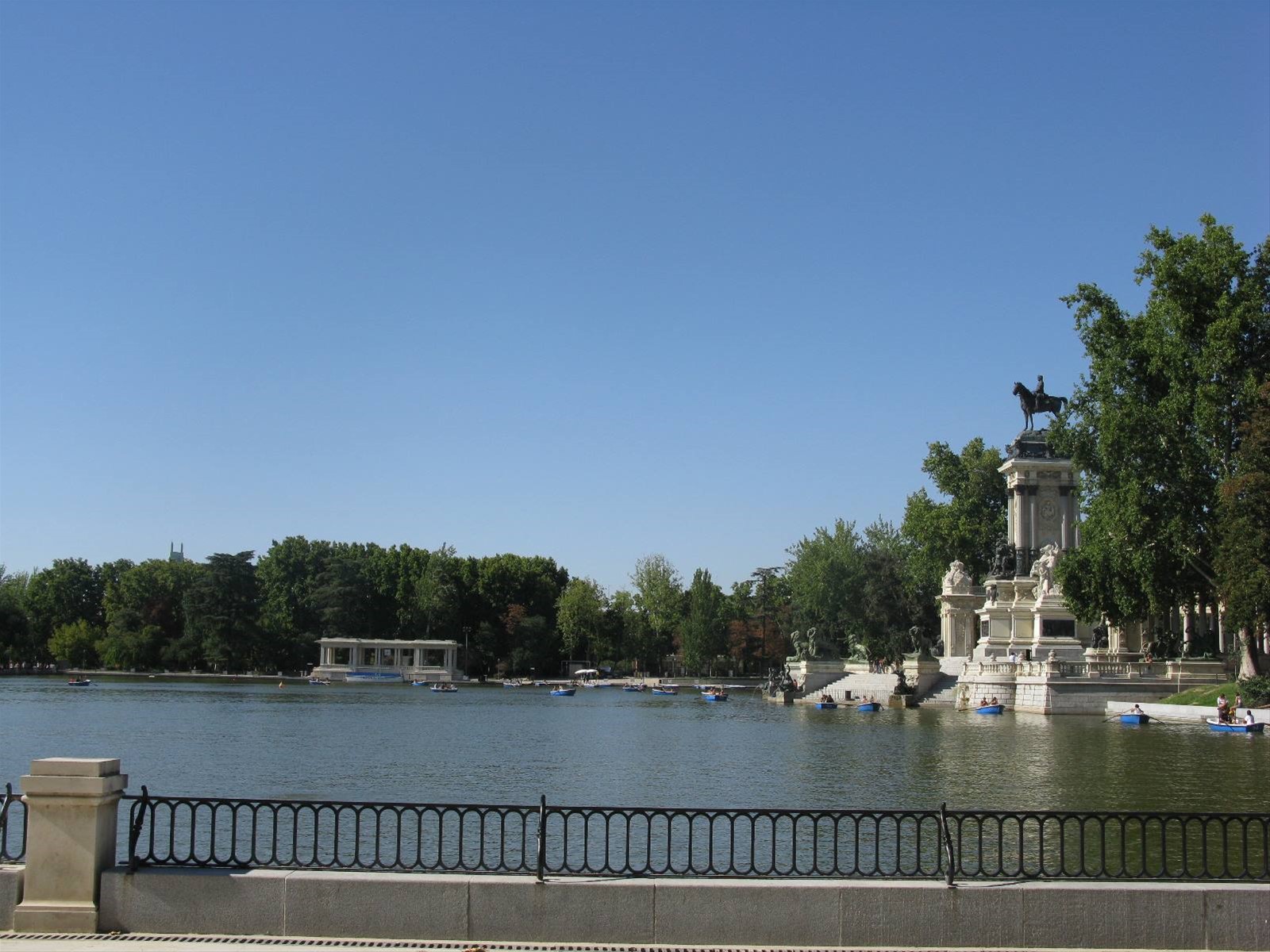 laghetto e Monumento ad Alfonso II nel Parco del Buon Ritiro
