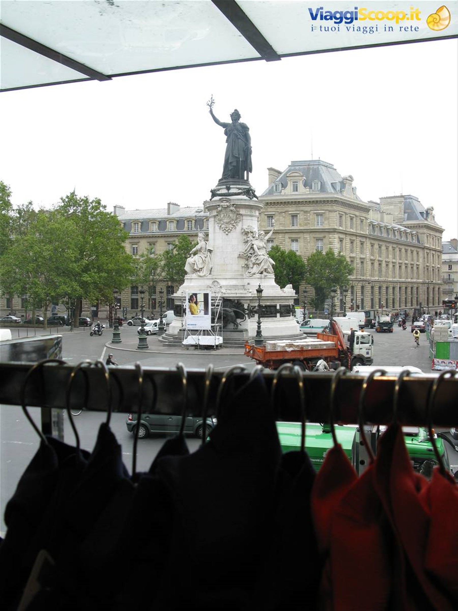 Place de la Repubblique vista da un negozio