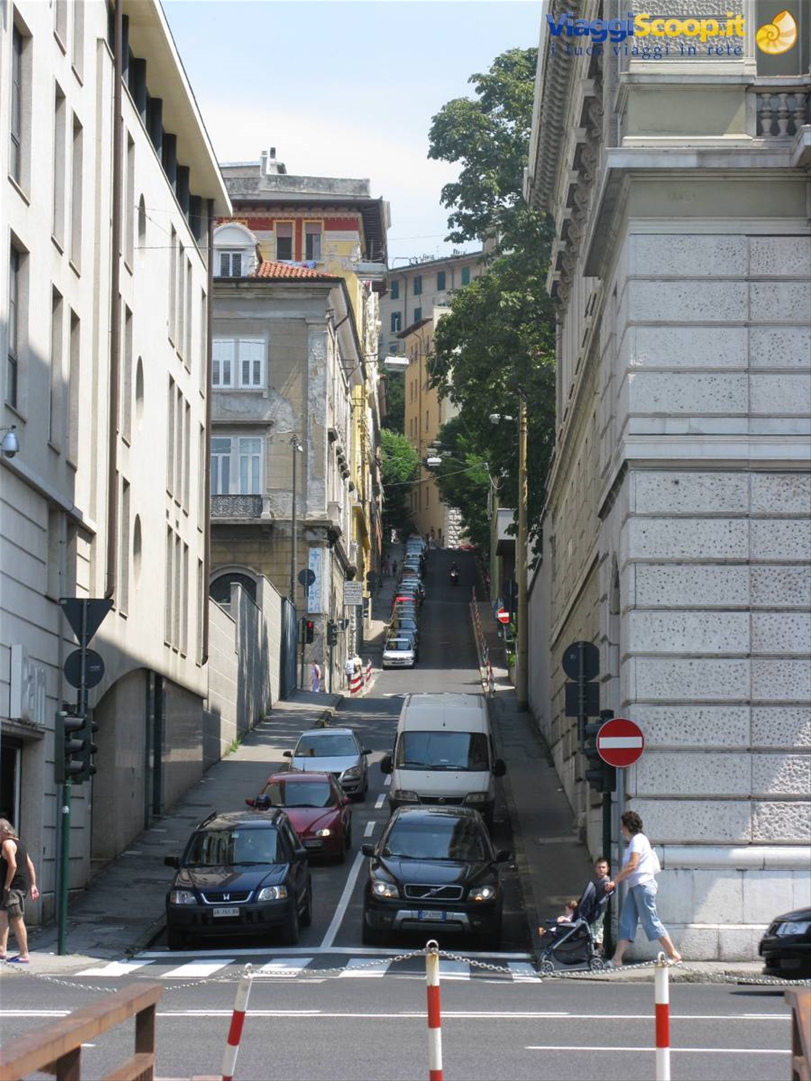 andiamo a prendere il tram storico che sale a Villa Opicina