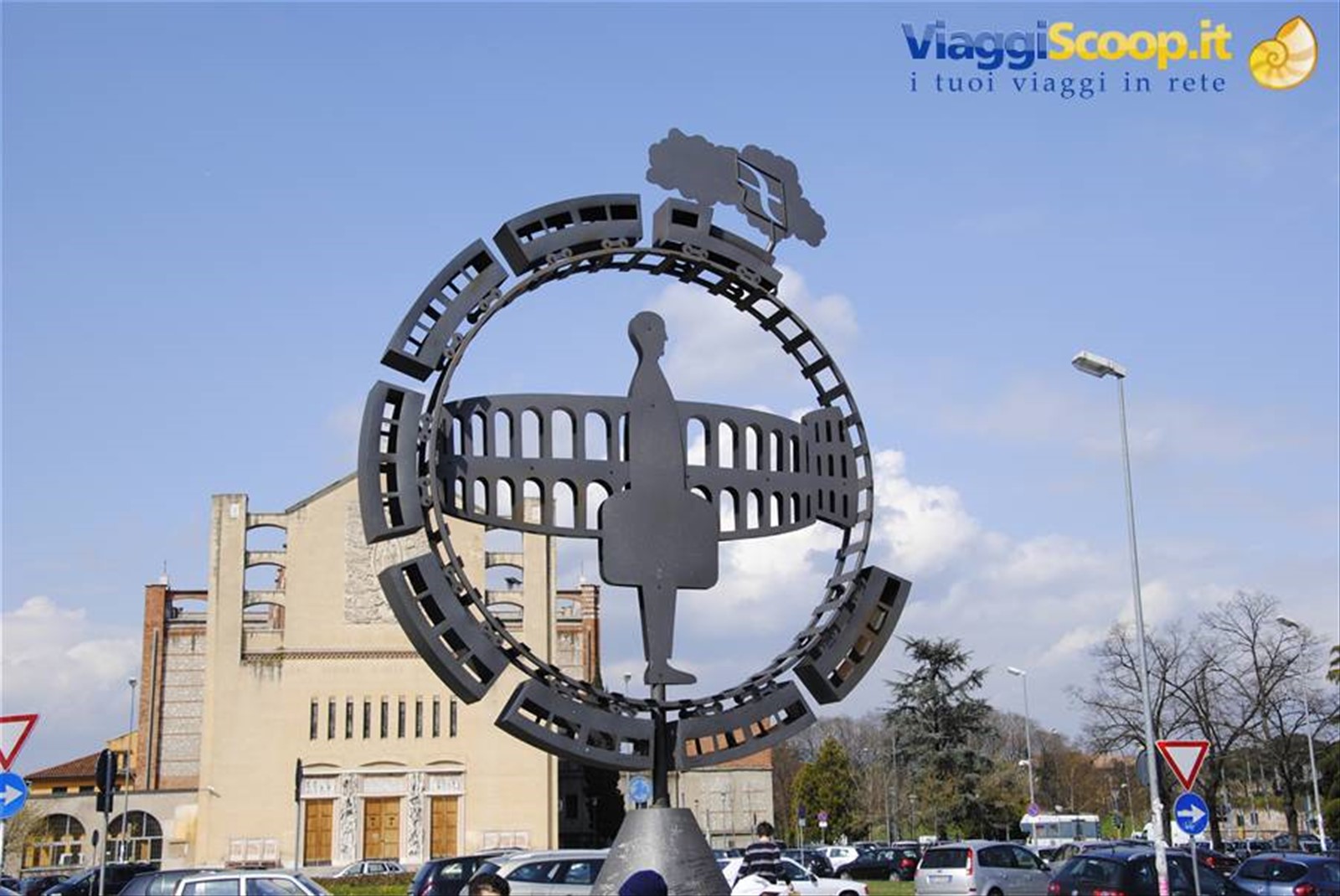 monumento al viaggiatore? davanti la stazione centrale