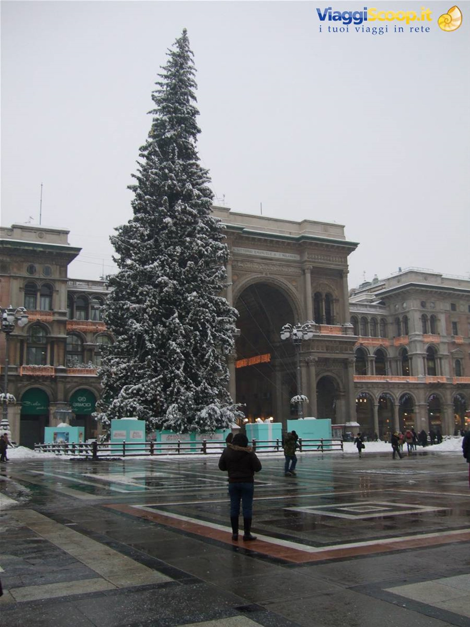 Piazza del Duomo, con l'albero di Natale e l'entrata della Galleria