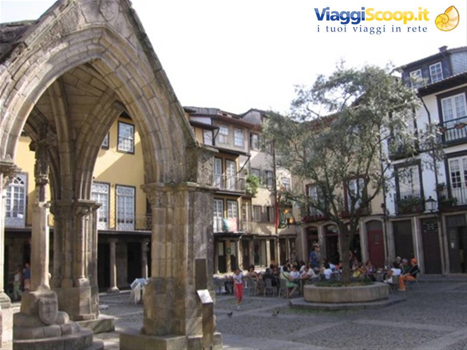 Guimaraes: Praca de Santiago