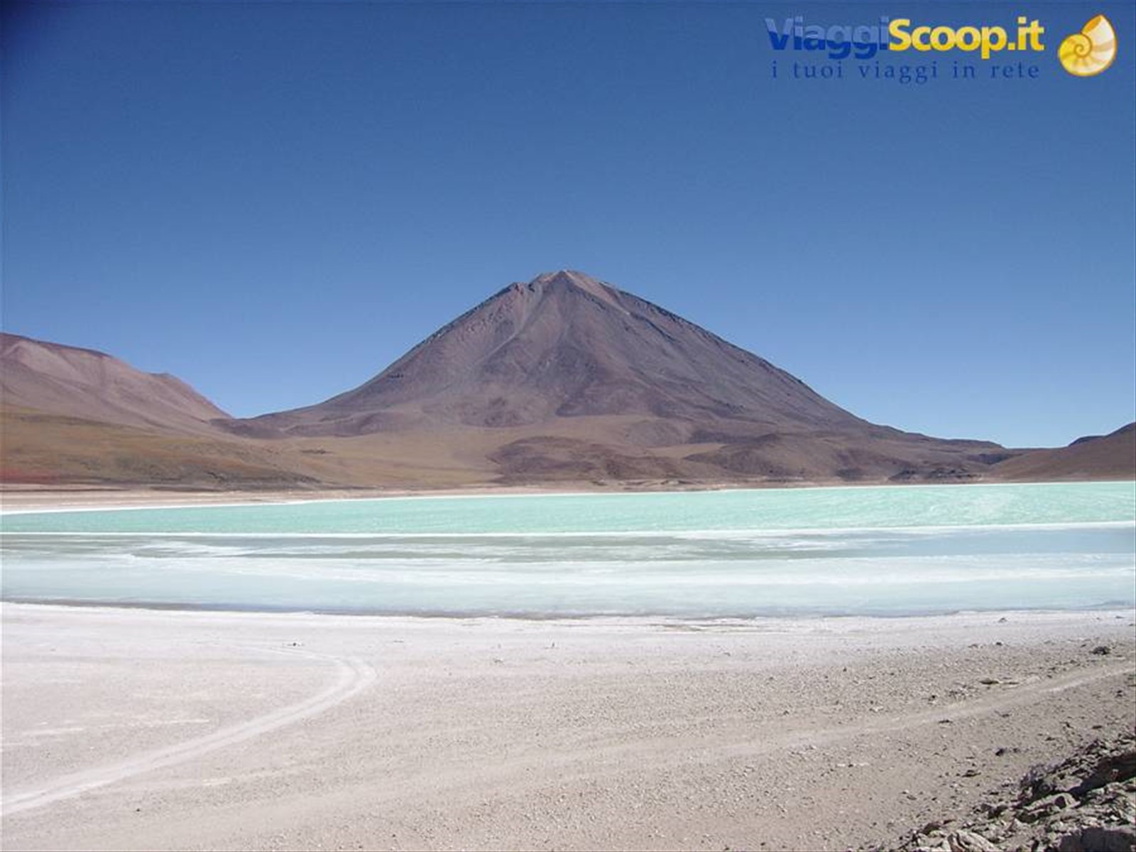 Laguna Verde con il vulcano Licancabur
