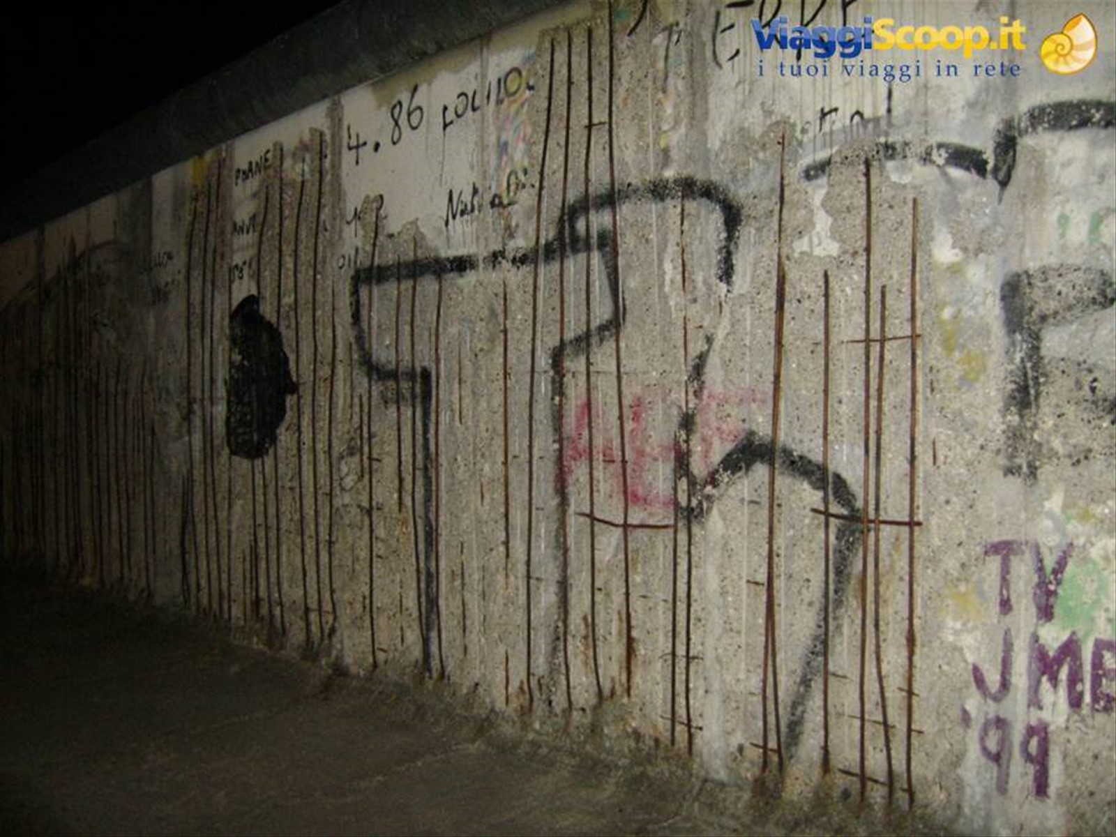 ...resti del muro al Monumento Commemorativo nella Bernauer Strasse...
