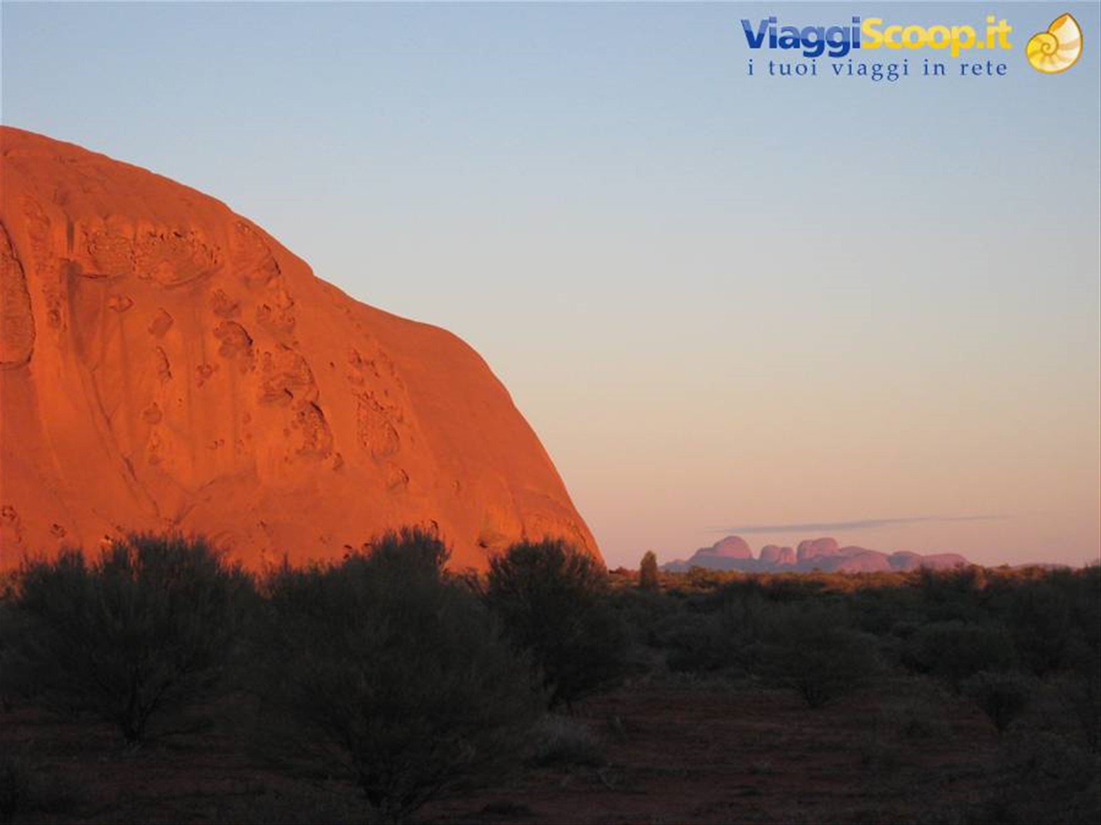 Uluru e, sullo sfondo, Kata Tjuta