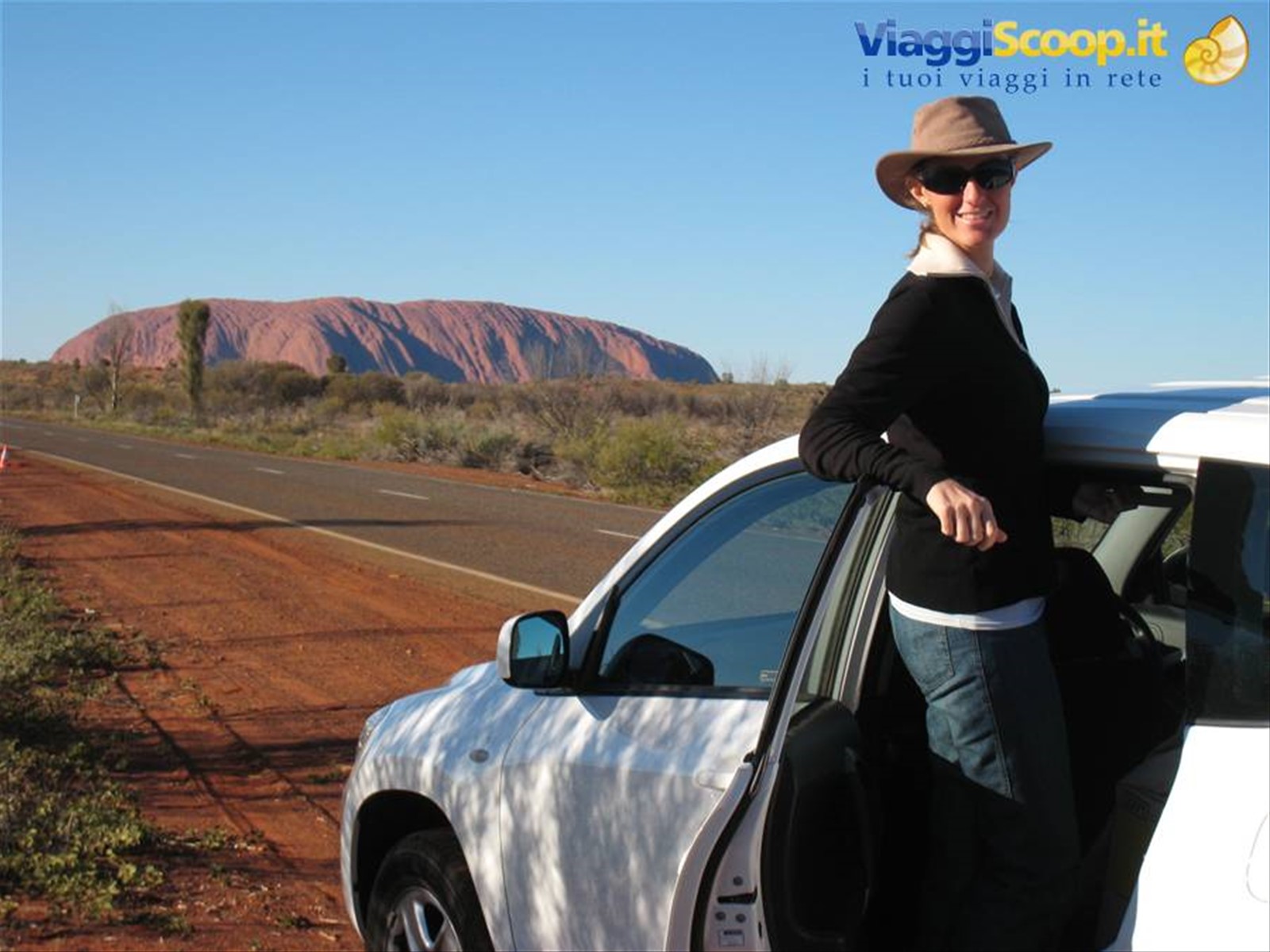 Uluru dalla strada verso Kata Tjuta