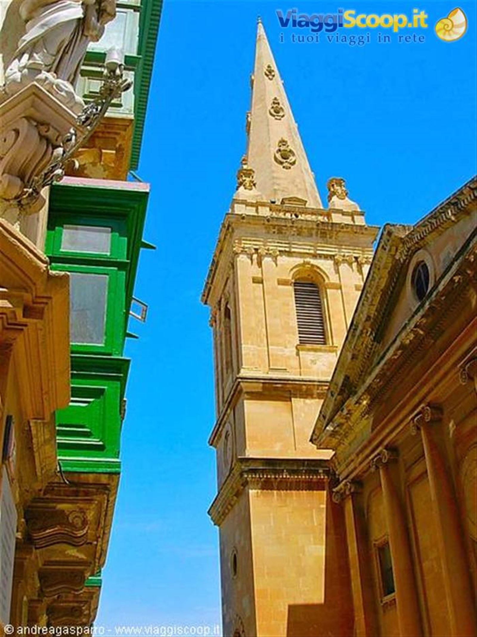 Balconi e chiesa