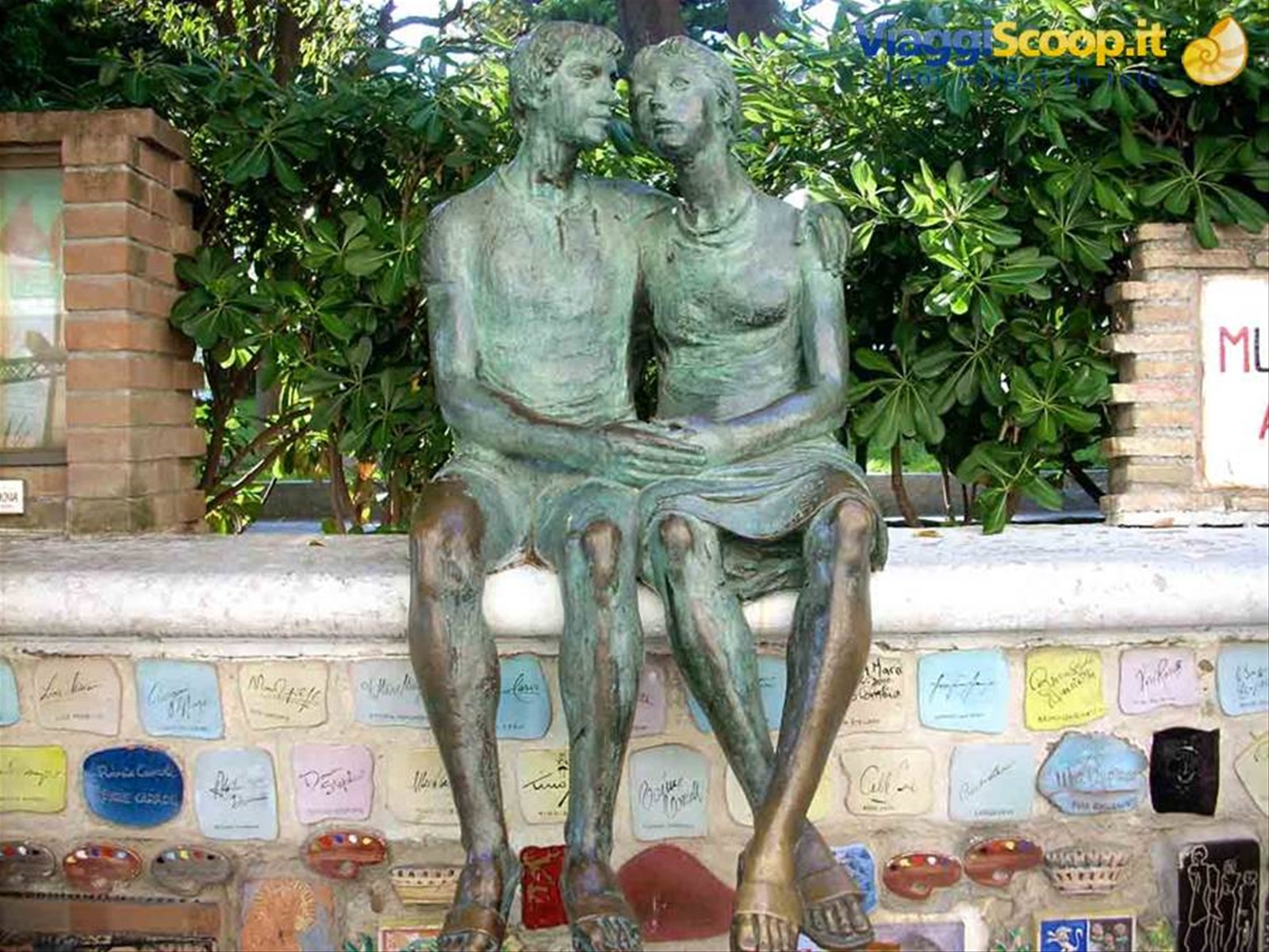 La scultura degli innamorati di Eros Pellini