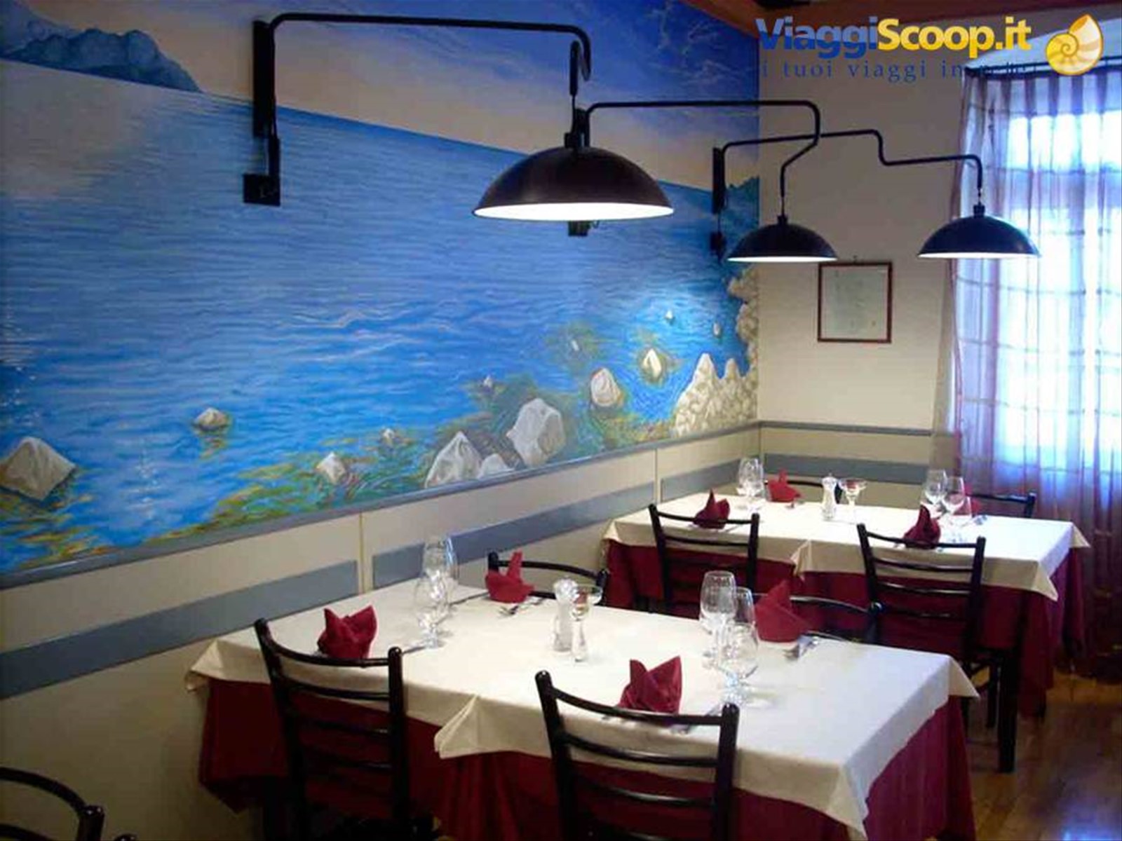 Nella sala del Ristorante Il Portico di Chiavari