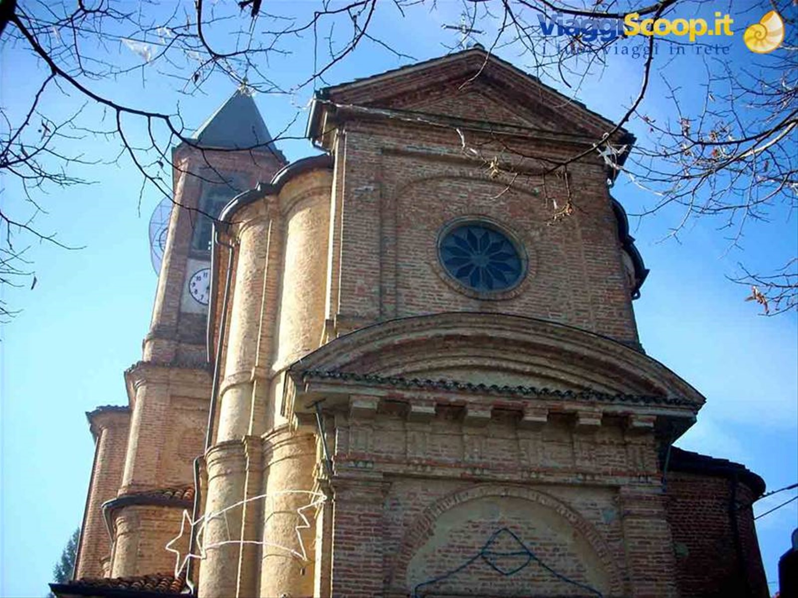 La chiesa parrocchiale nella frazione Serravalle d'Asti
