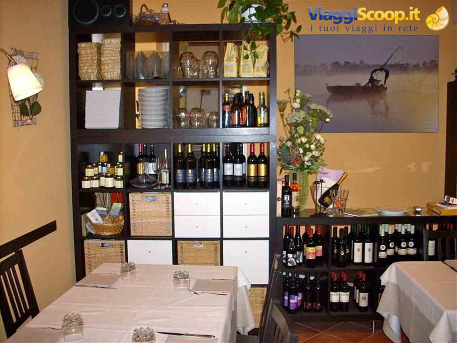 Nella sala del Ristorante La Casa del Fiume