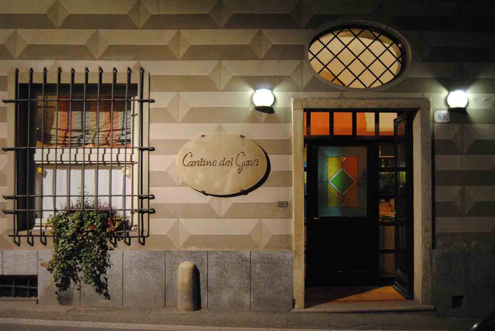 L'entrata del Ristorante Cantine del Gavi in via Mameli