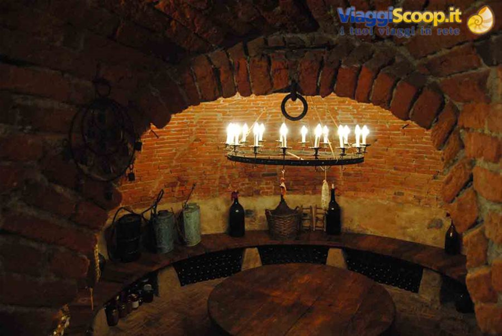 Nella suggestiva cantina del Ristorante Cantine del Gavi