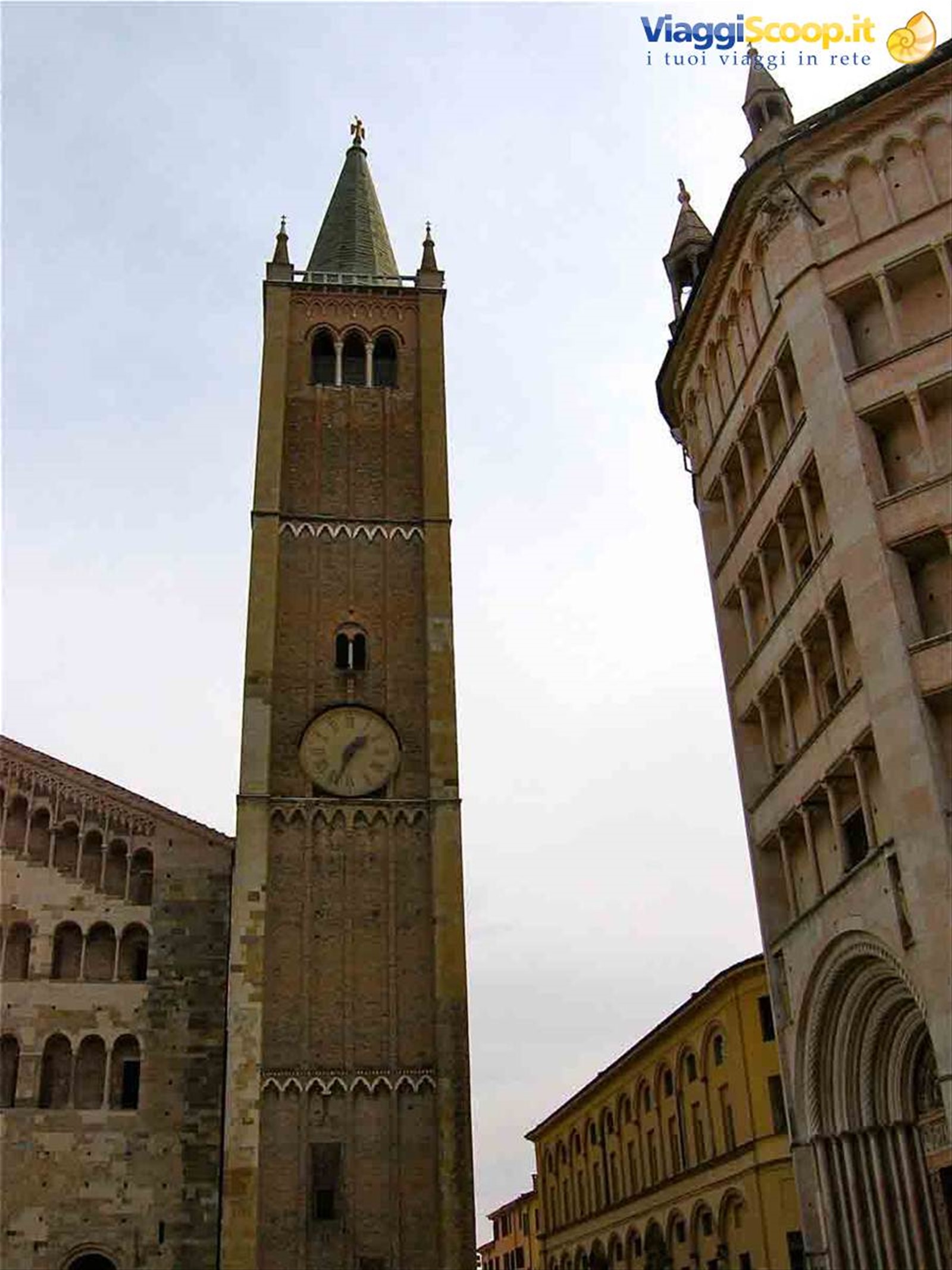 Scorcio del centro storico con il campanile