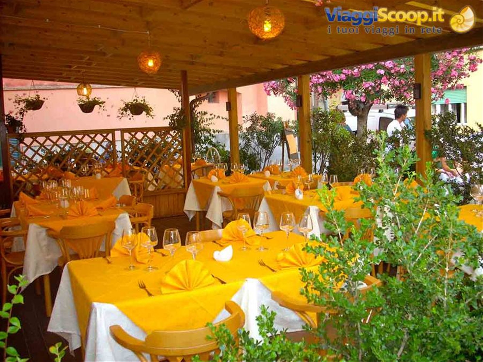 Nell'ampio dehor del Ristorante Perballe