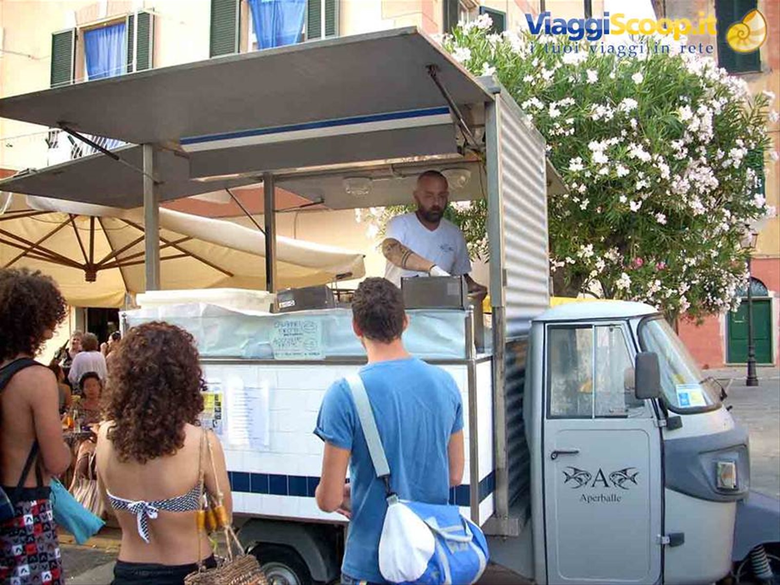 L'Ape da cui di sera vendono il pesce fritto