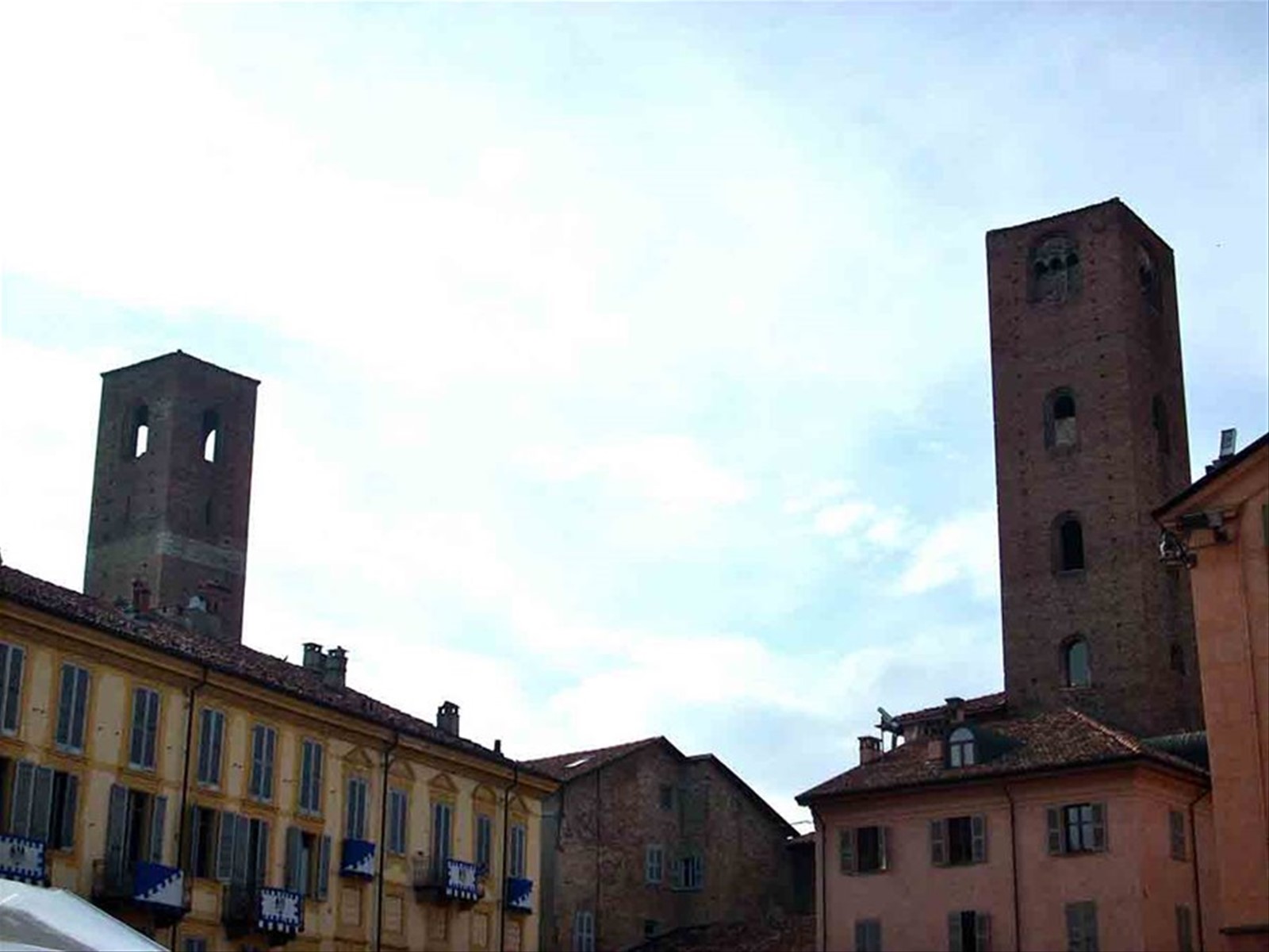 Veduta delle torri in centro