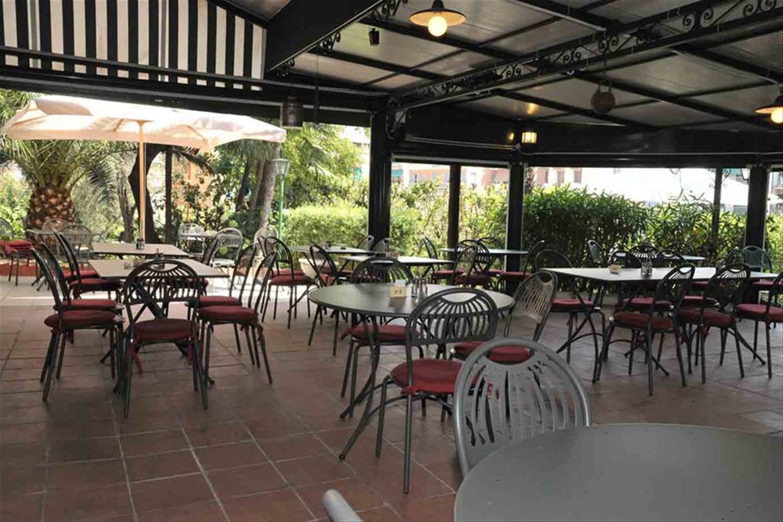 Nell'ampio dehor di Villa degli Incantesimi
