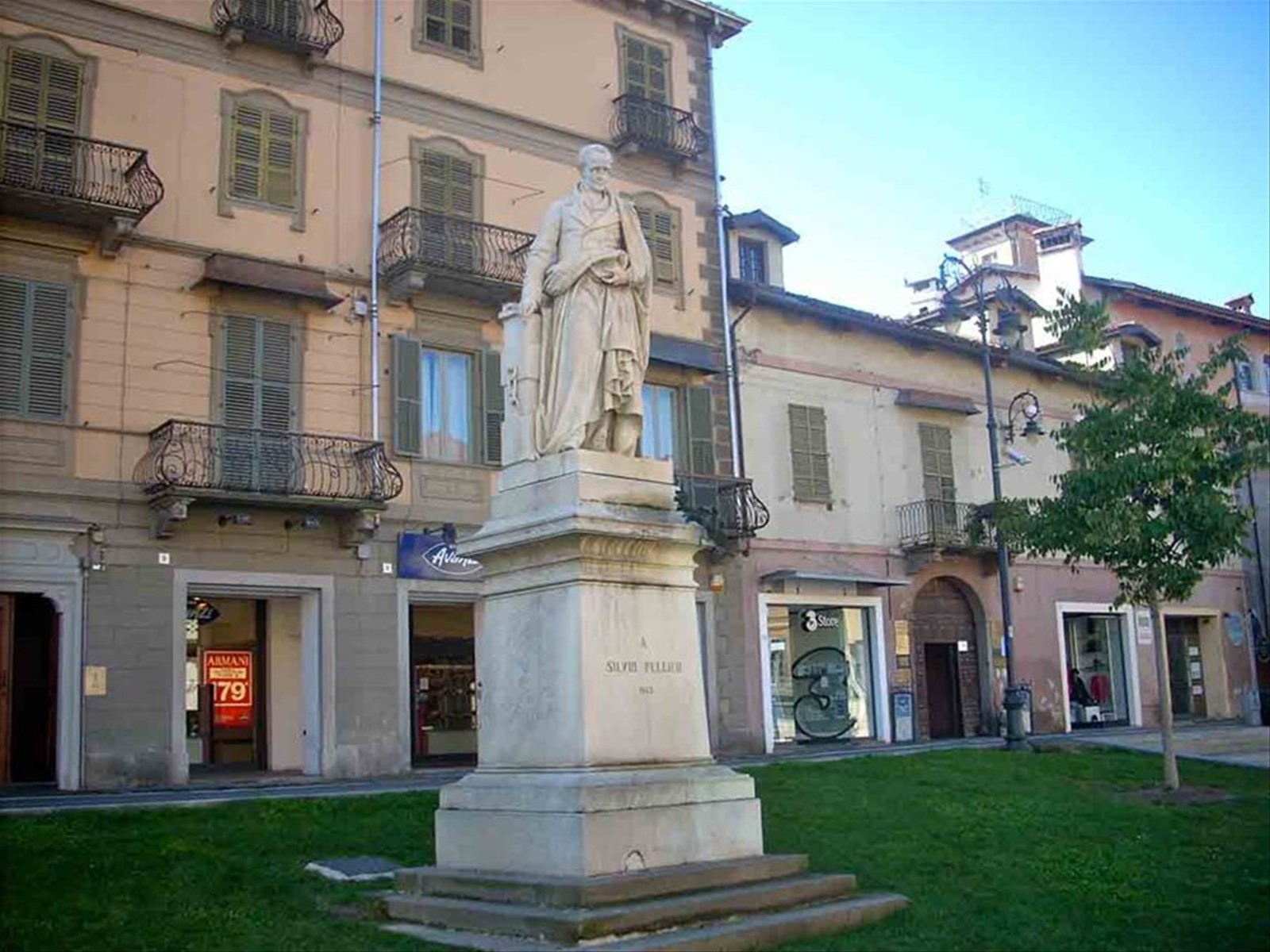 La statua di Silvio Pellico nel centro di Saluzzo