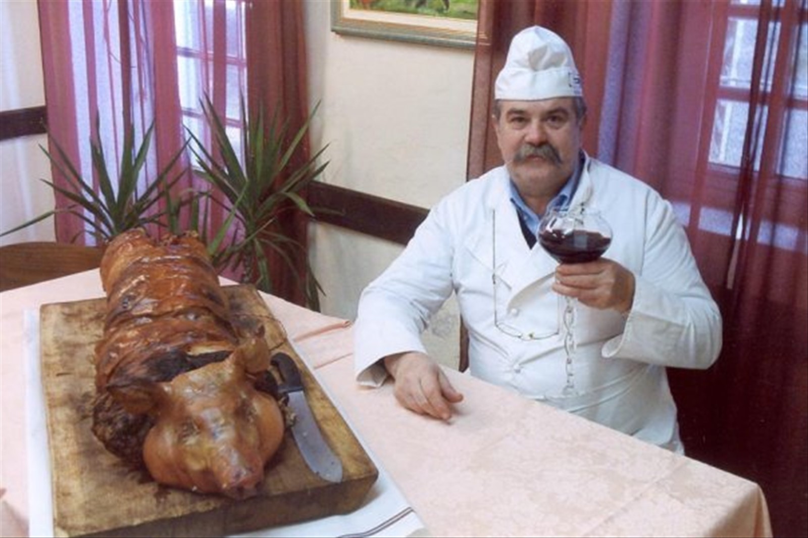 Pietro Il Baffo con una delle sue specialità: l'originale porchetta abruzzese