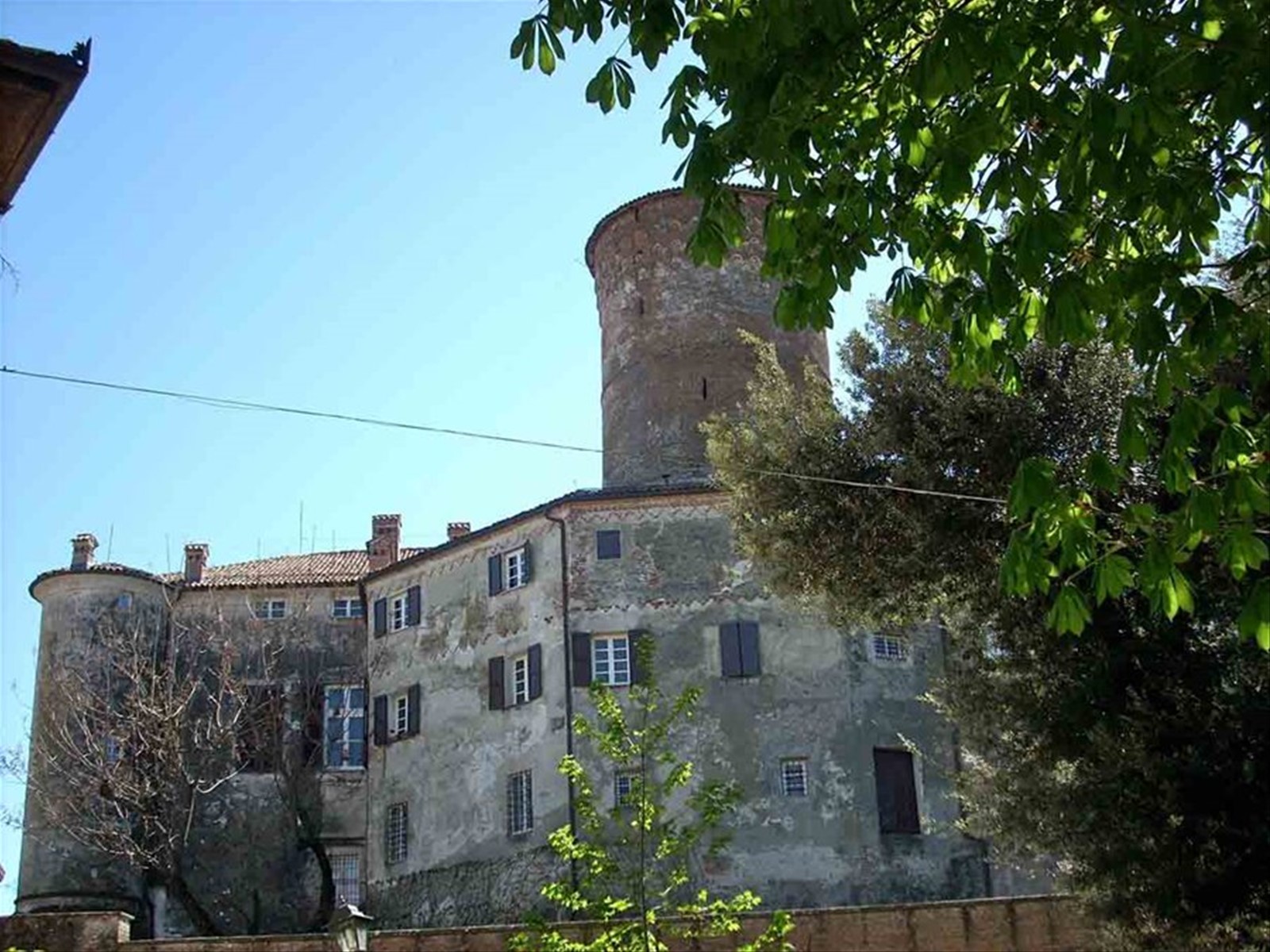 Il fascino di un borgo immerso tra le colline del Monferrato: natura, leggende e buona tavola a Rocc