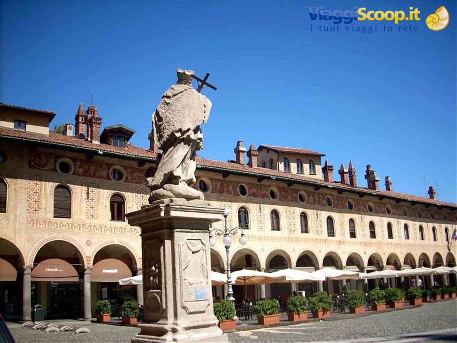 Veduta dei portici di Piazza Duomo