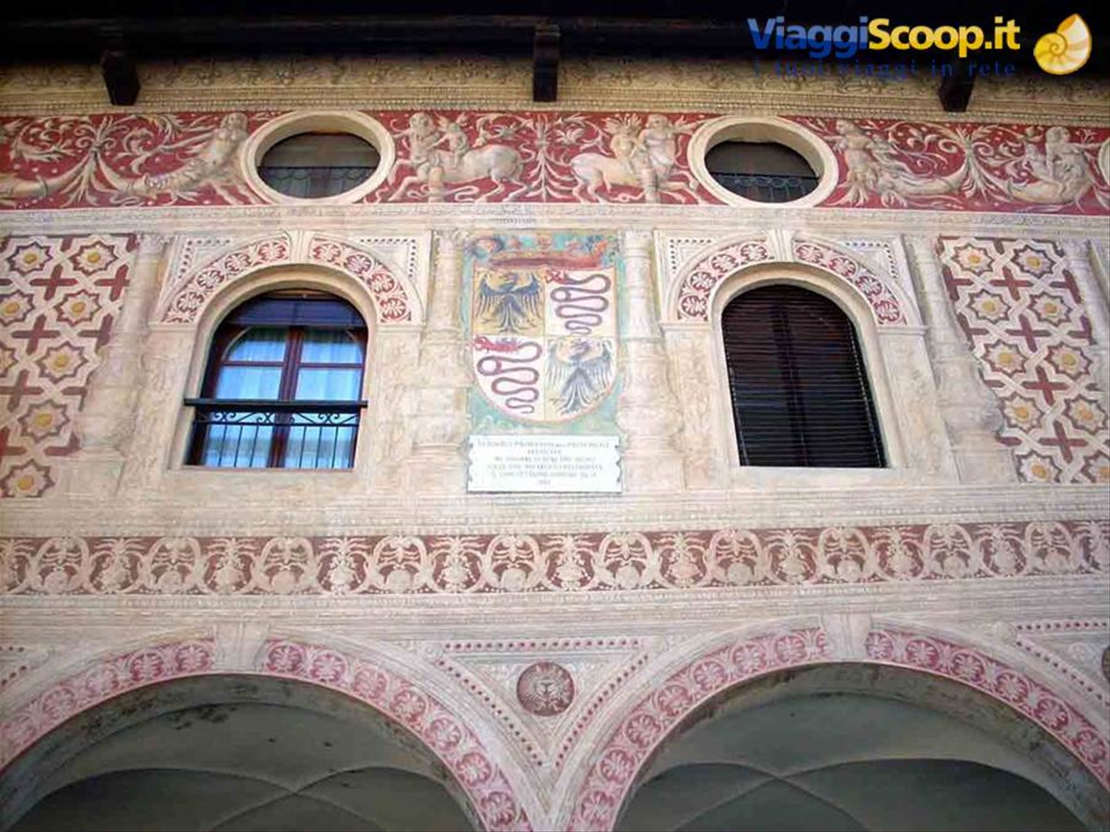 Particolare delle decorazioni dei portici di Piazza Duomo