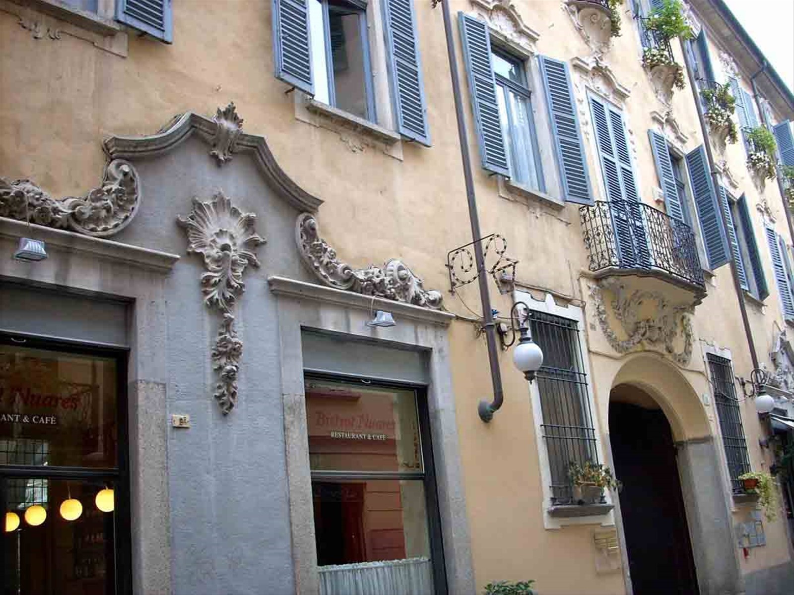 Un palazzo barocco, oggi sede del Bistrot Nuares