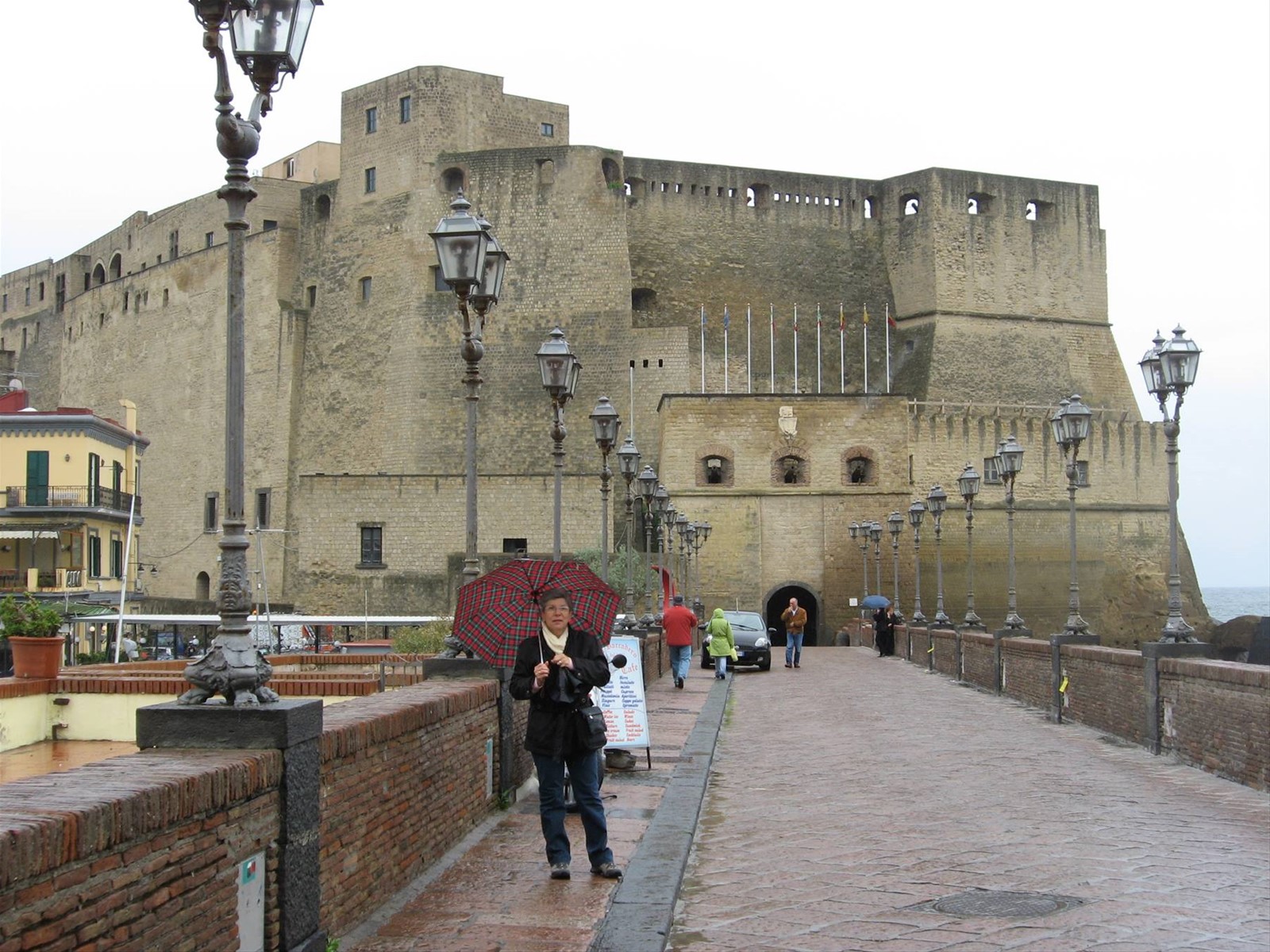 www.viaggiericordi.com - Castel dell'Ovo
