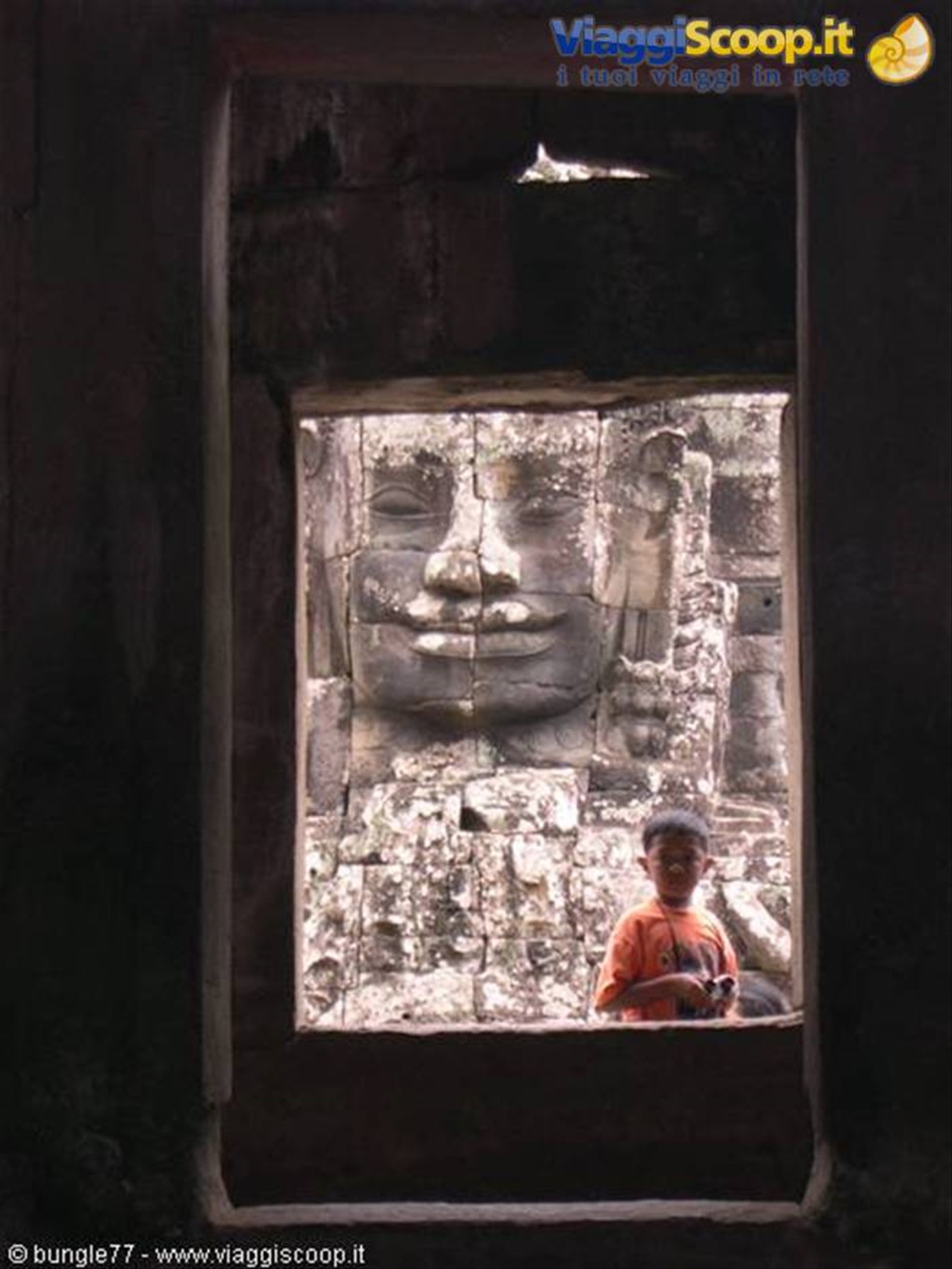 18 - Angkor - Bayon - Attraverso la finestra