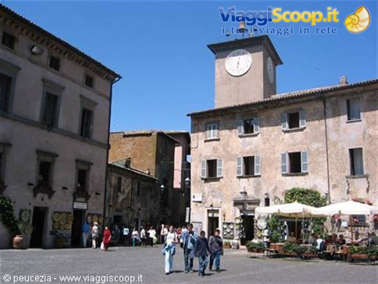 passanti in una piazza di Orvieto