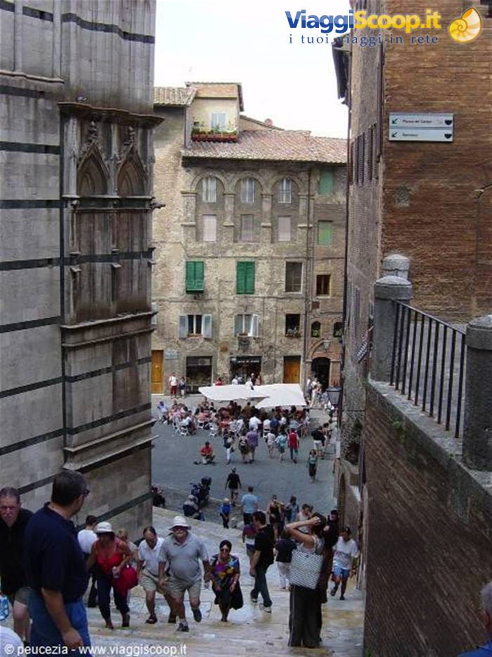 scalinata di fianco al duomo