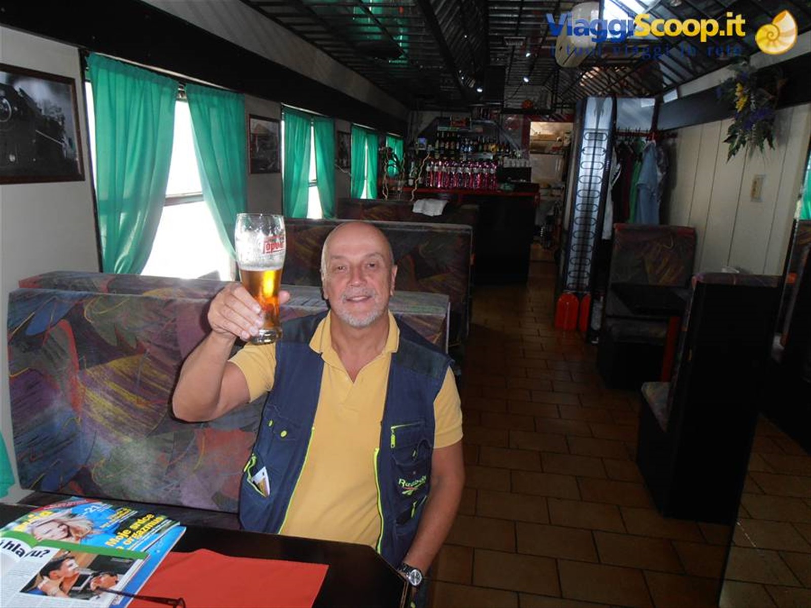 una sosta in un buffet all'interno di una carrozza ferroviaria