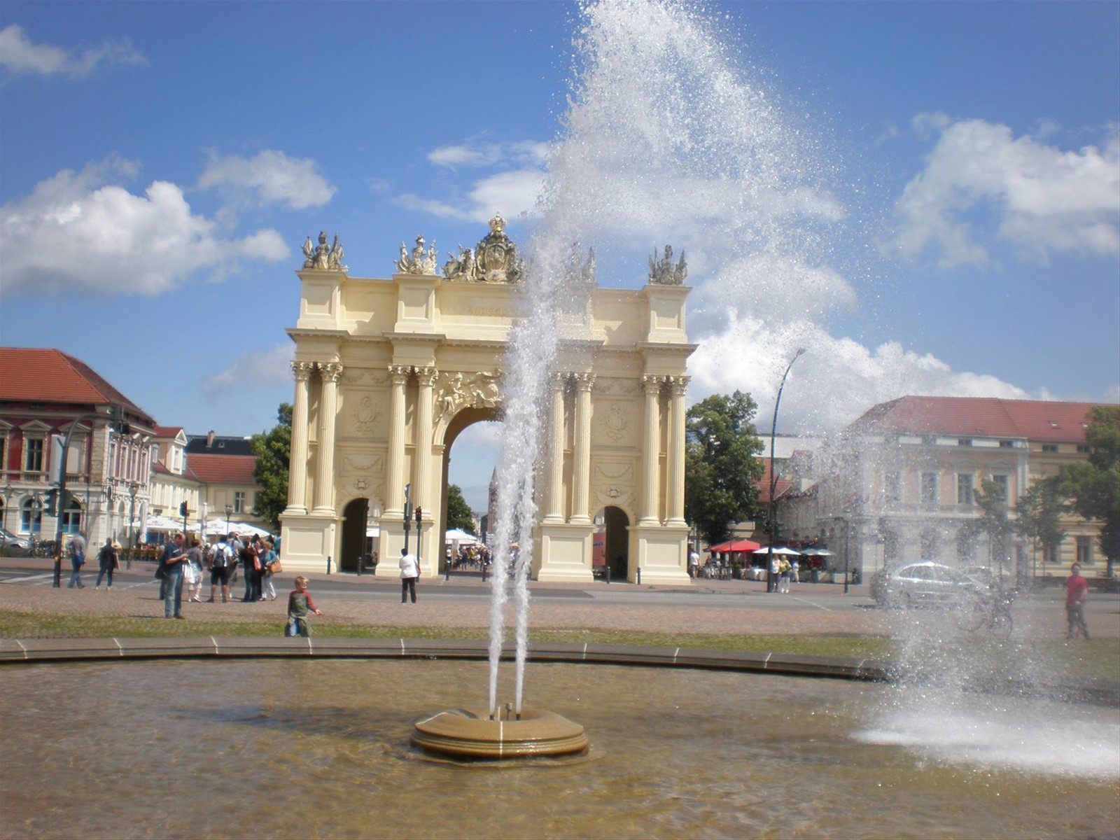 Porta di Brandeburgo di Potsdam con fontana