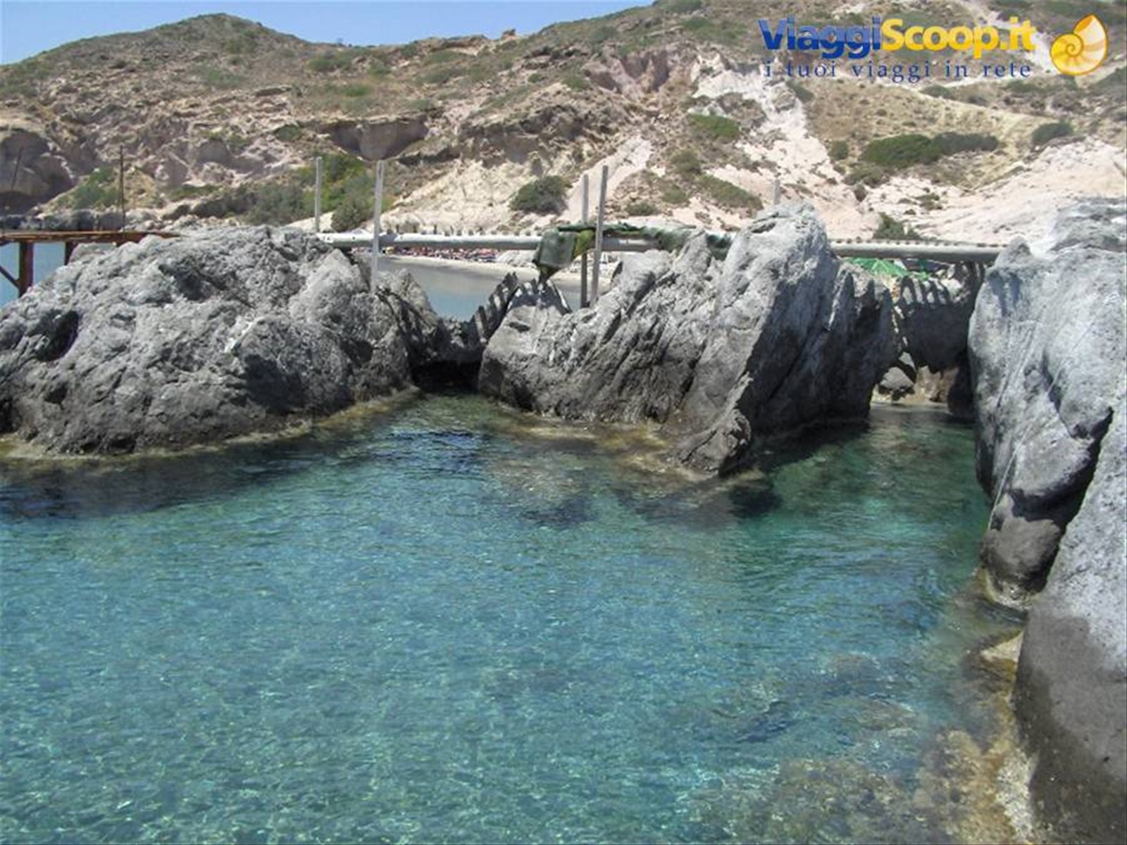 Ponte di legno sugli scogli a Camila